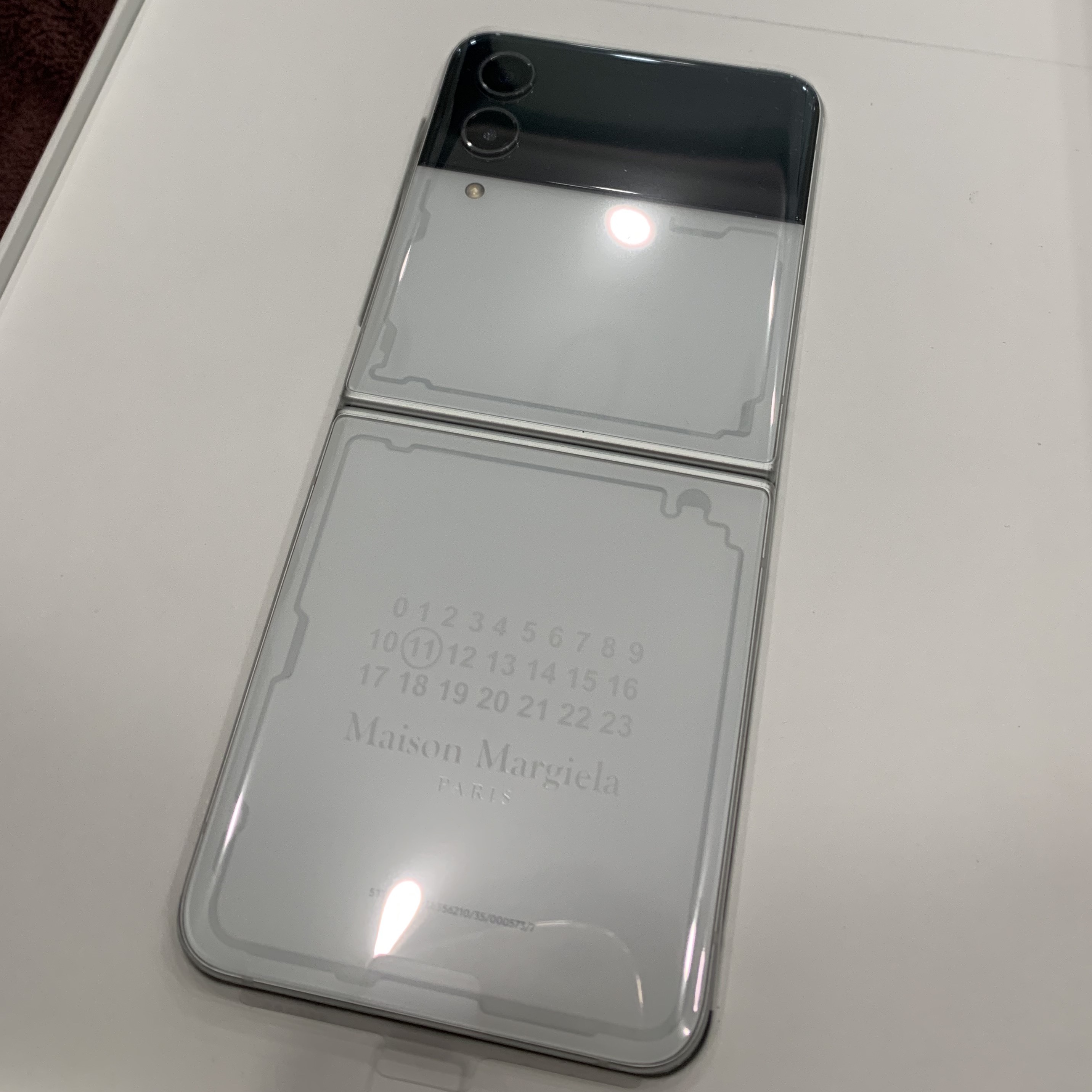 Samsung Galaxy Z Flip4 Maison Margiela Edition (Korean Ver.) 착용 스타일 - 1