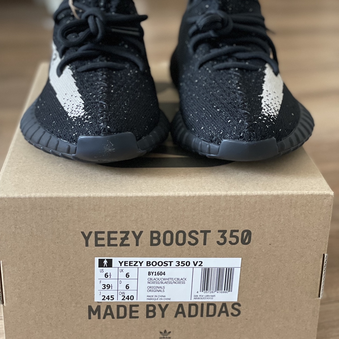 Adidas Yeezy Boost 350 V2 Core Black White 2022 착용 스타일