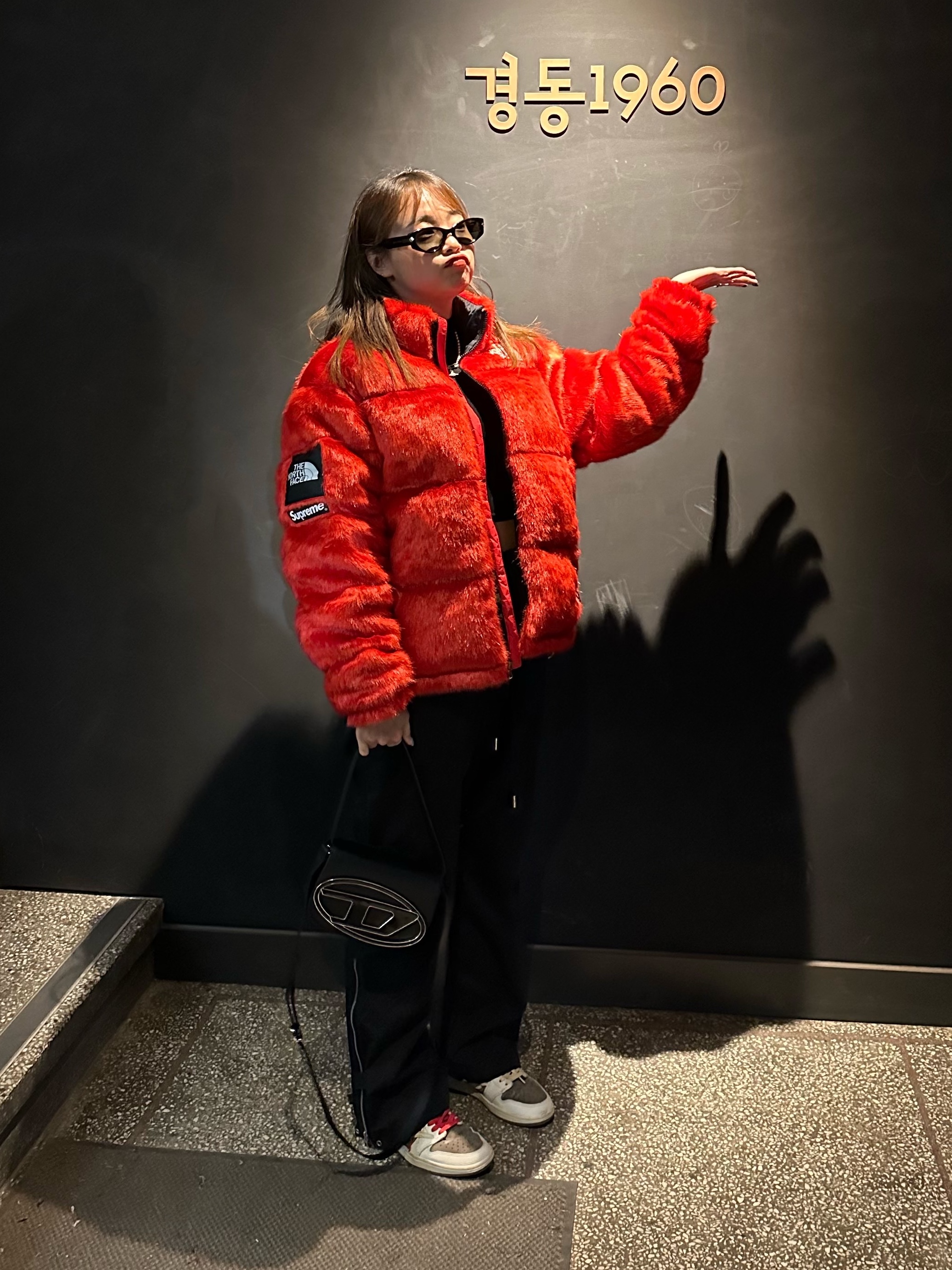 Diesel 1DR Shoulder Bag in Nappa Leather Black, Supreme x The North Face Faux Fur Nuptse Jacket Red - 20FW 착용 스타일 - 5