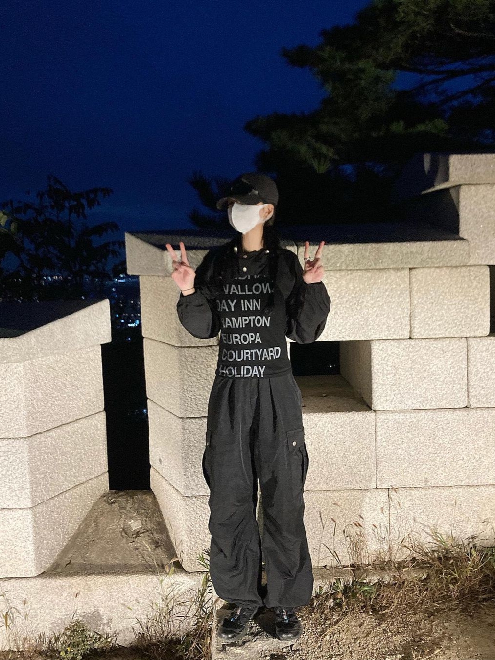 [KREAM 단독] Safarispot Women 1/2 Highway Inn LS T-Shirt Black White 착용 스타일