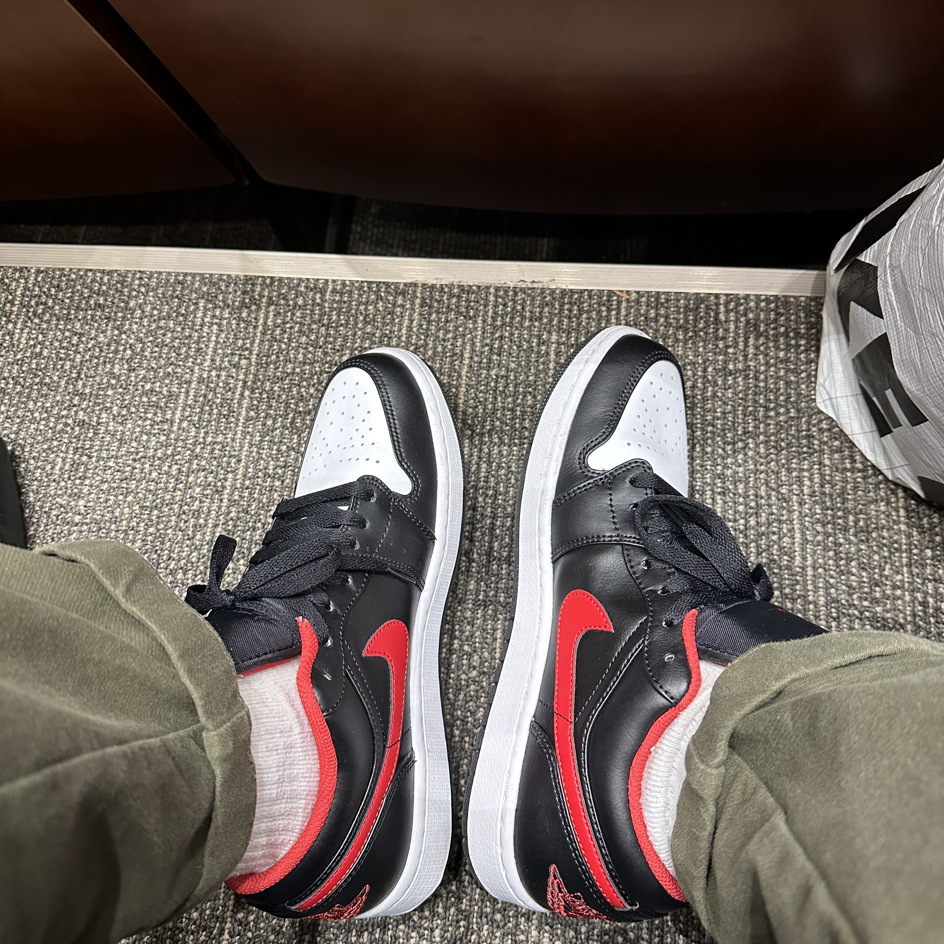 Jordan 1 Low Black Fire Red 착용 스타일