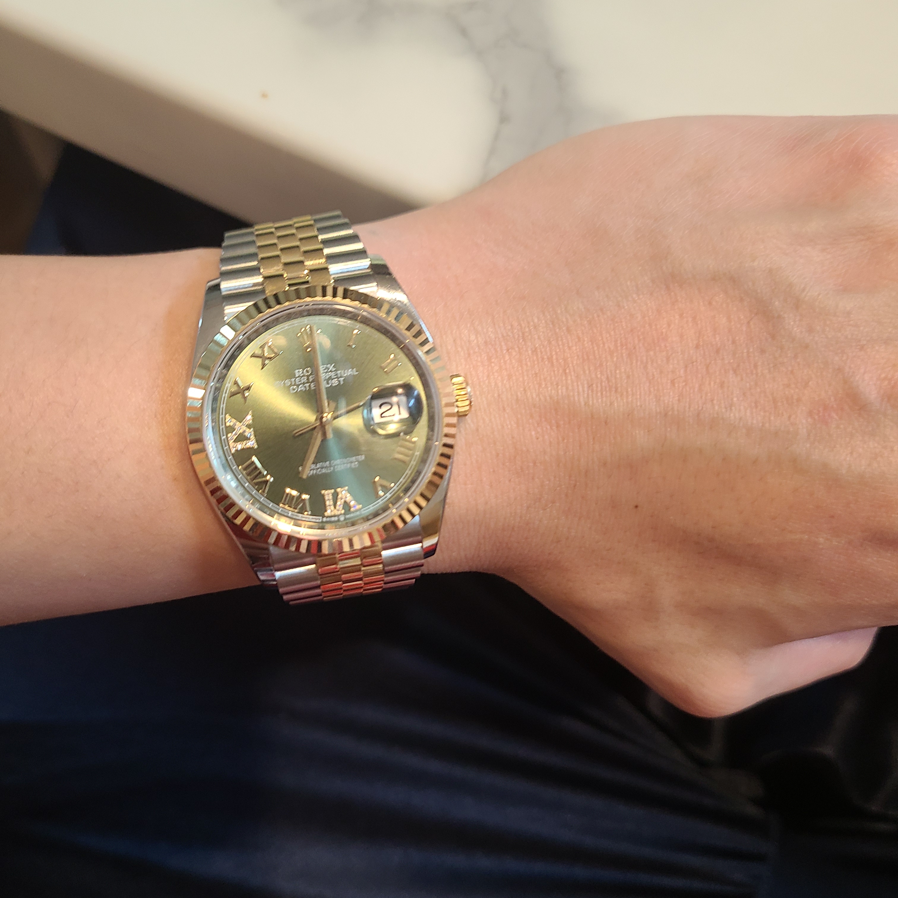Rolex Datejust 36mm 126233 Olive Green Roman Diamond-Set Jubilee 착용 스타일 - 2