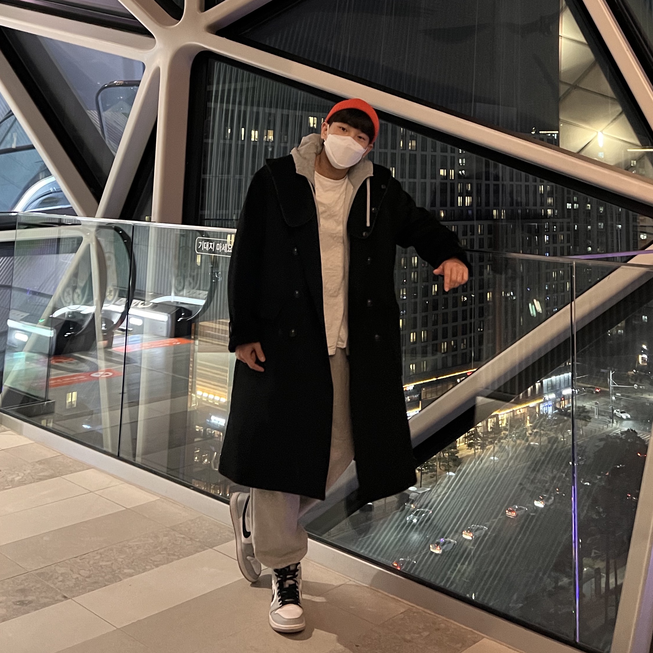 Jordan 1 Mid Light Smoke Grey 착용 스타일 - 2