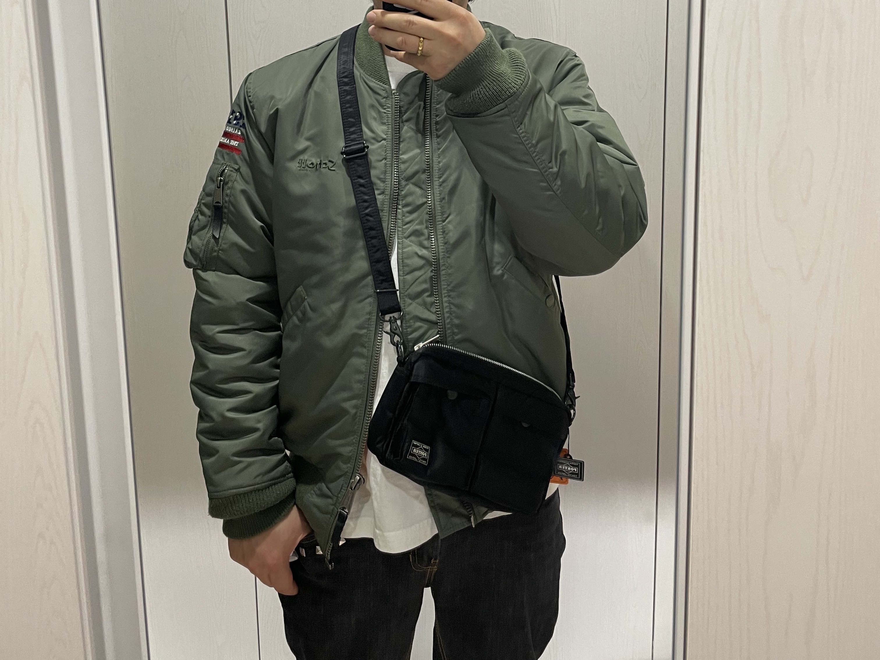 Porter Tanker Shoulder Bag Black 착용 스타일 - 2