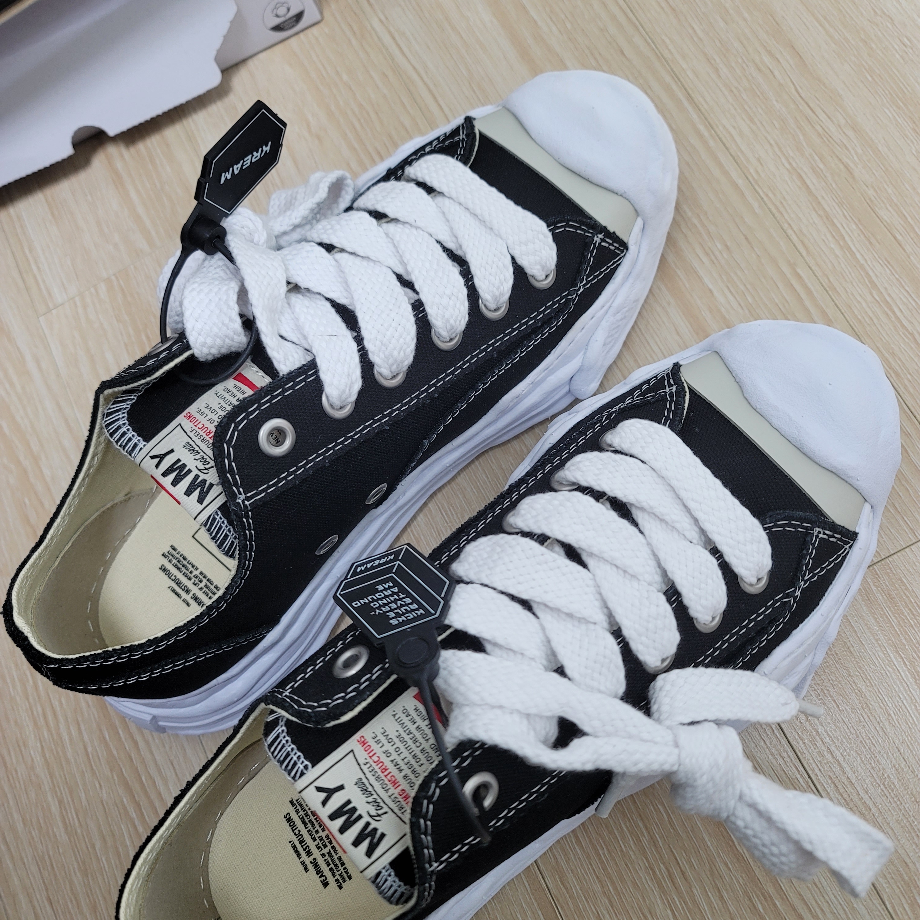 Maison Mihara Yasuhiro Hank OG Sole Canvas Low-top Sneakers Black 착용 스타일