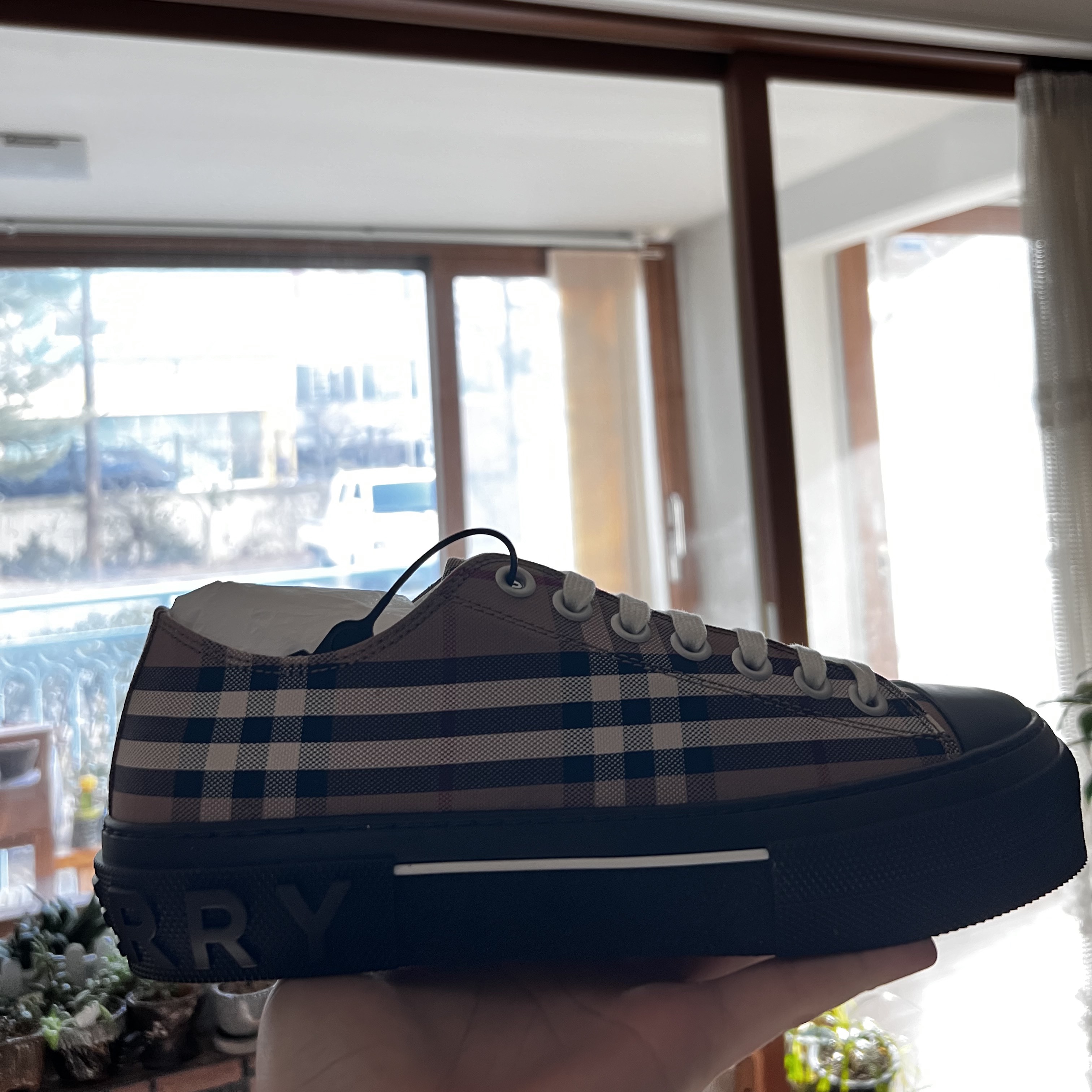 Burberry Vintage Check Cotton Sneakers Birch Brown 착용 스타일 - 1