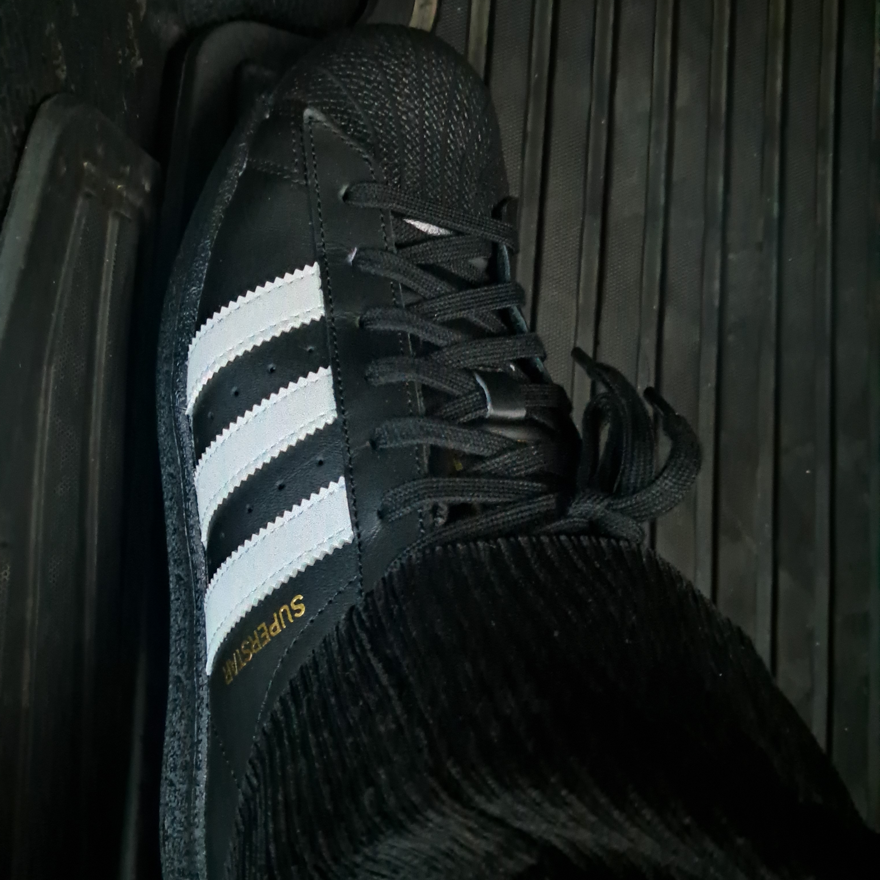 Adidas Superstar Core Black White 착용 스타일