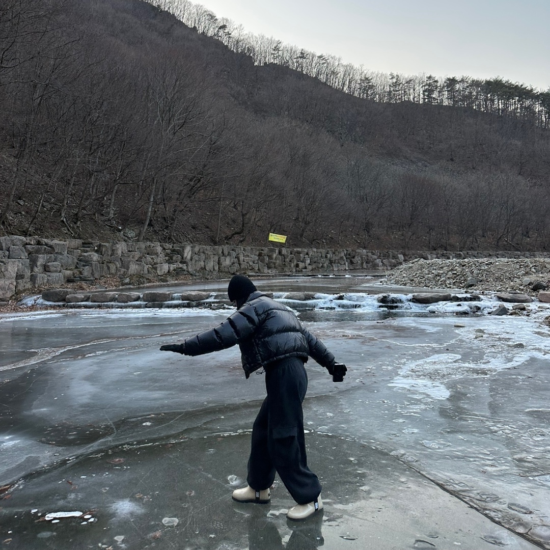 (W) The North Face Nuptse Short Jacket Black, (Kids) UGG Classic Clear Mini II Natural Black 착용 스타일 - 3