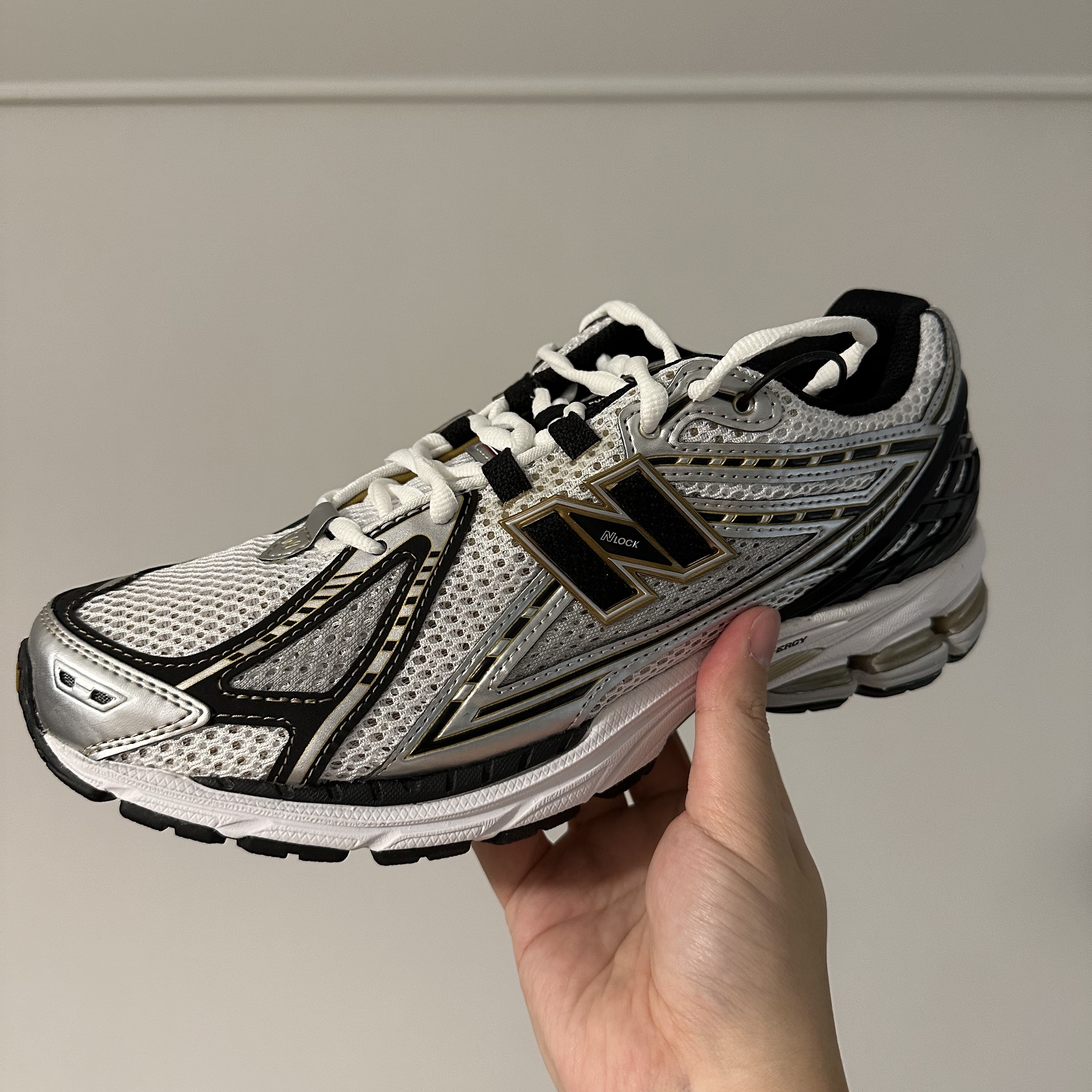 New Balance 1906R White Gold 착용 스타일 - 1