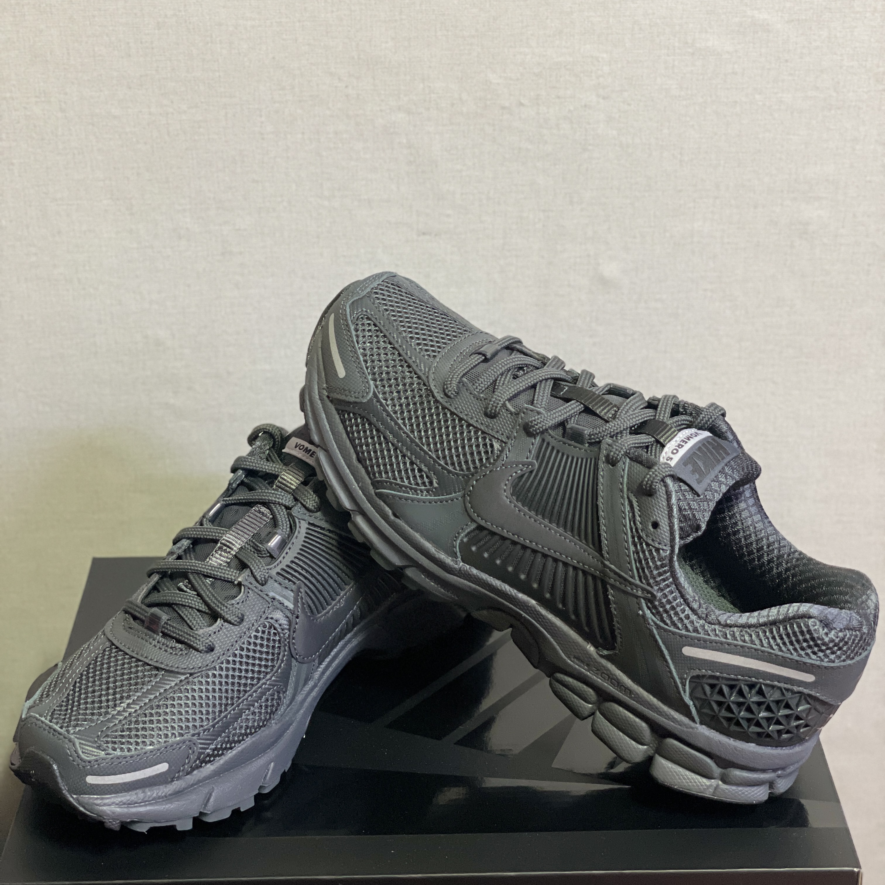 (W) Nike Zoom Vomero 5 Cobblestone and Flat Pewter, Nike Zoom Vomero 5 PRM Light Iron Ore and Flat Fewter 착용 스타일 - 3