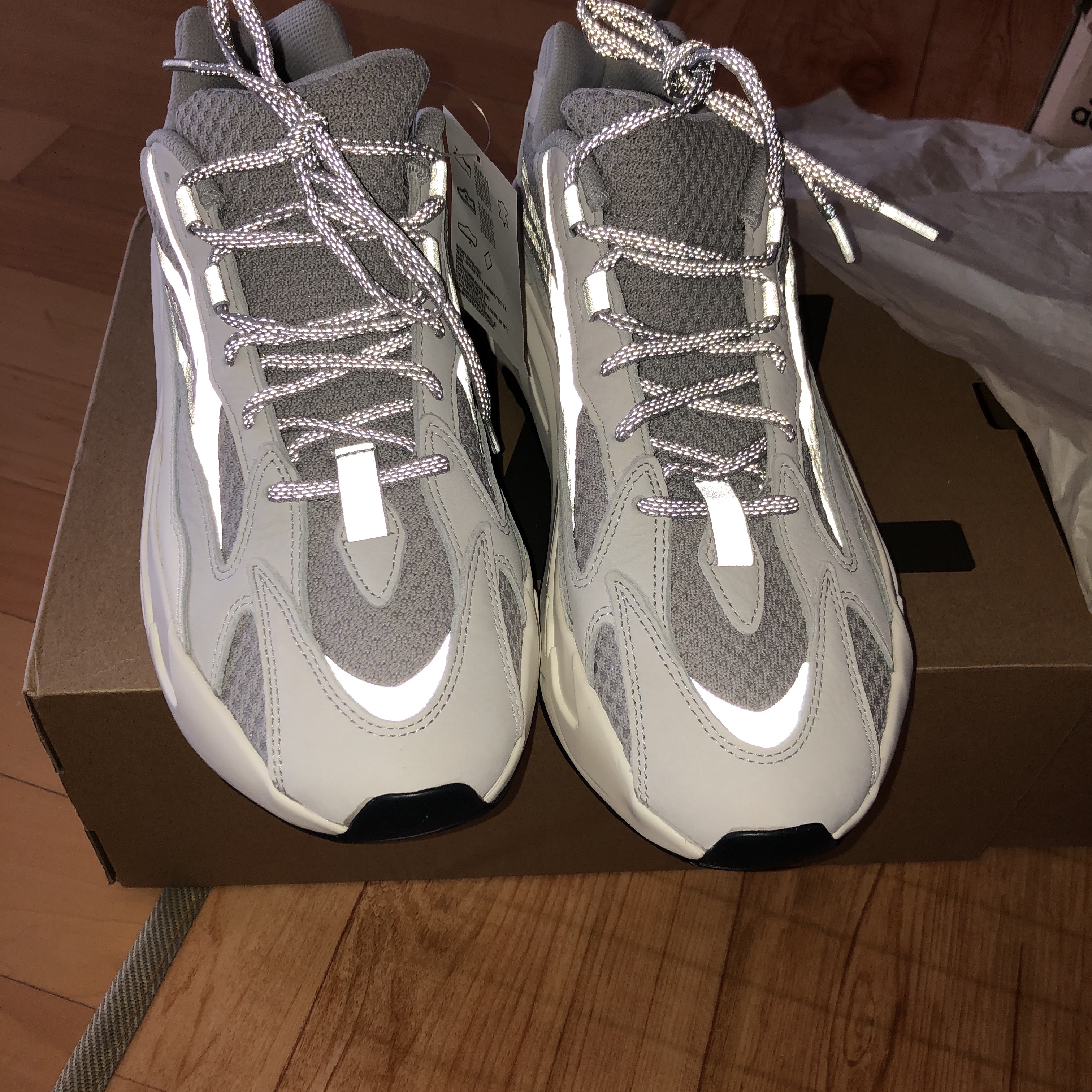 Adidas Yeezy Boost 700 V2 Static 2018 착용 스타일 - 3