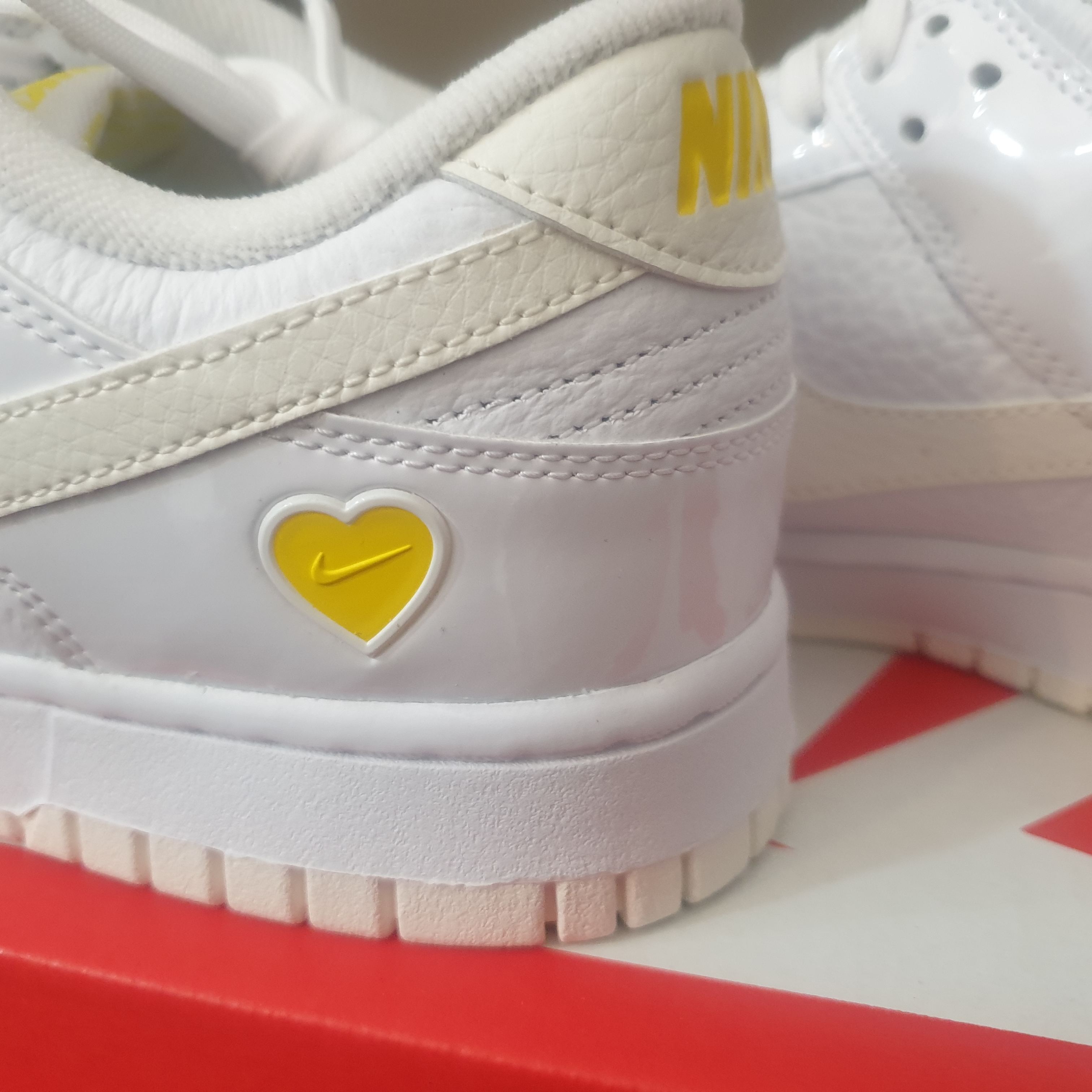 (W) Nike Dunk Low Valentine's Day White Optic Yellow 착용 스타일 - 1
