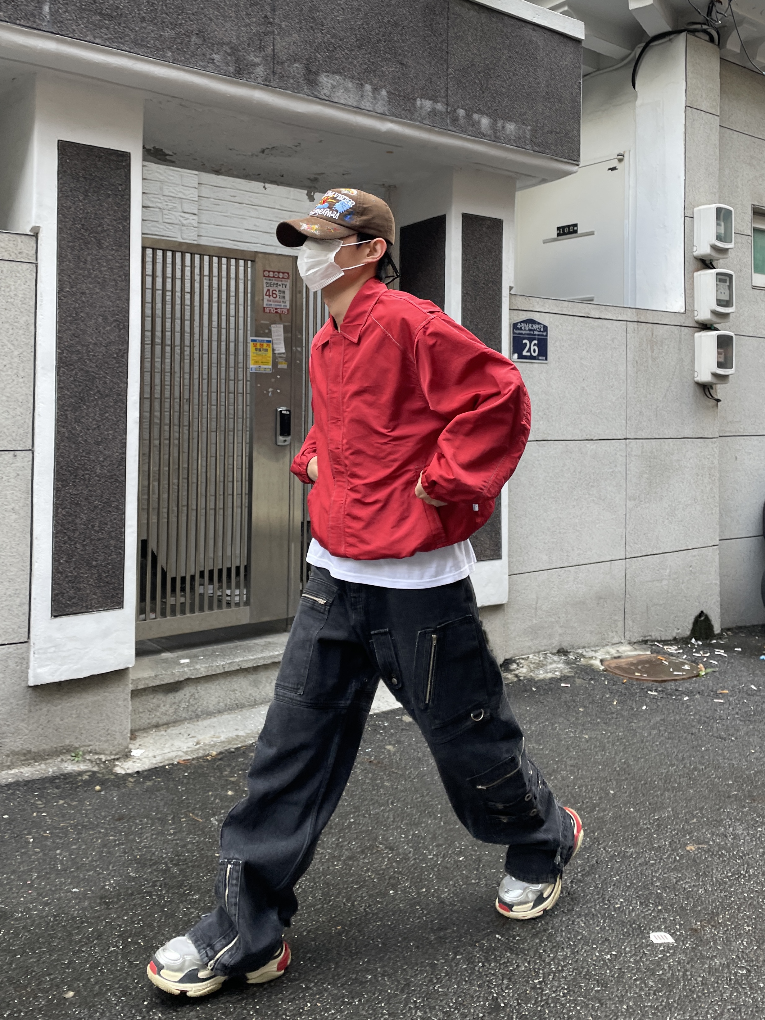 Balenciaga Triple S Silver Red 2018 착용 스타일 - 2