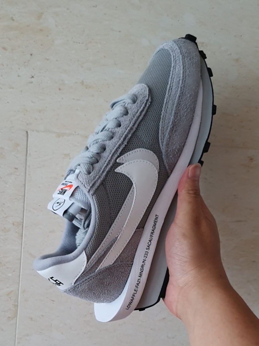 Nike x Sacai x Fragment LDWaffle Light Smoke Grey 착용 스타일 - 1