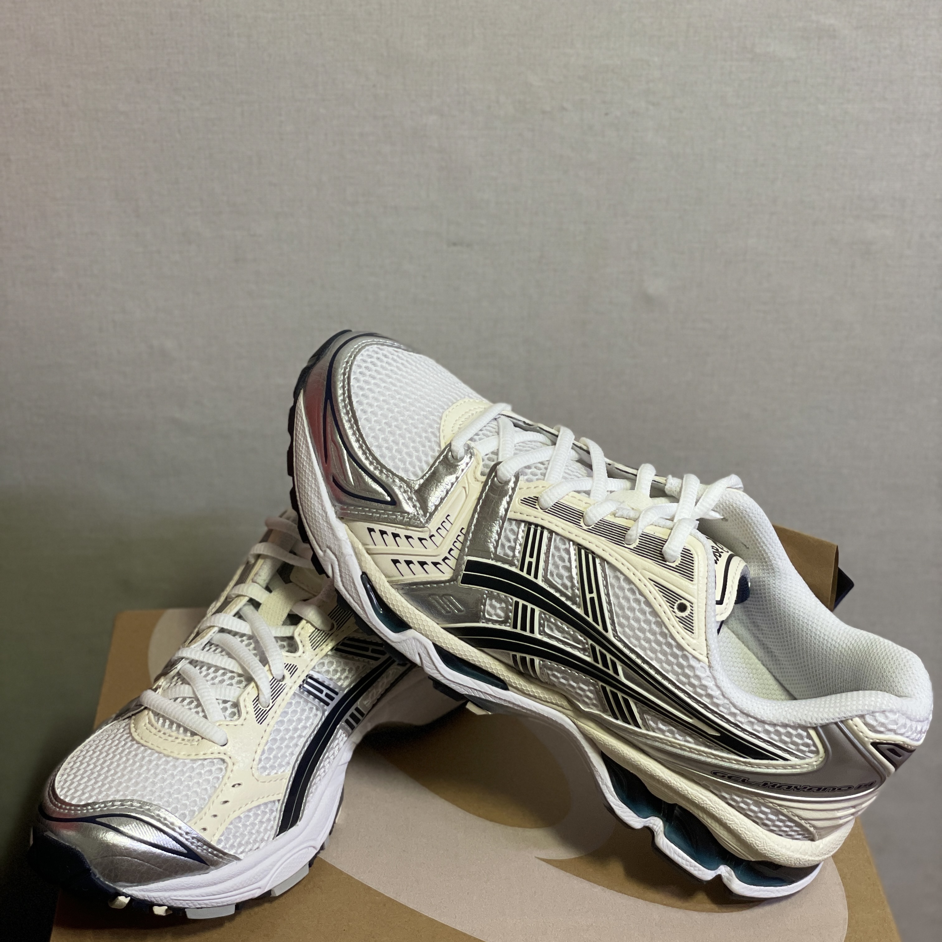 (W) Asics Gel-Kayano 14 White Midnight 착용 스타일 - 2