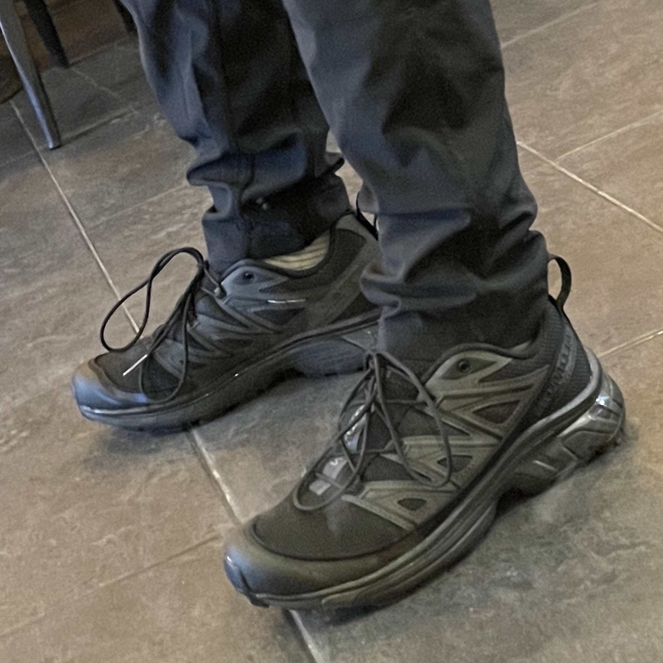 Salomon XT-6 Expanse Black Ebony 착용 스타일 - 2