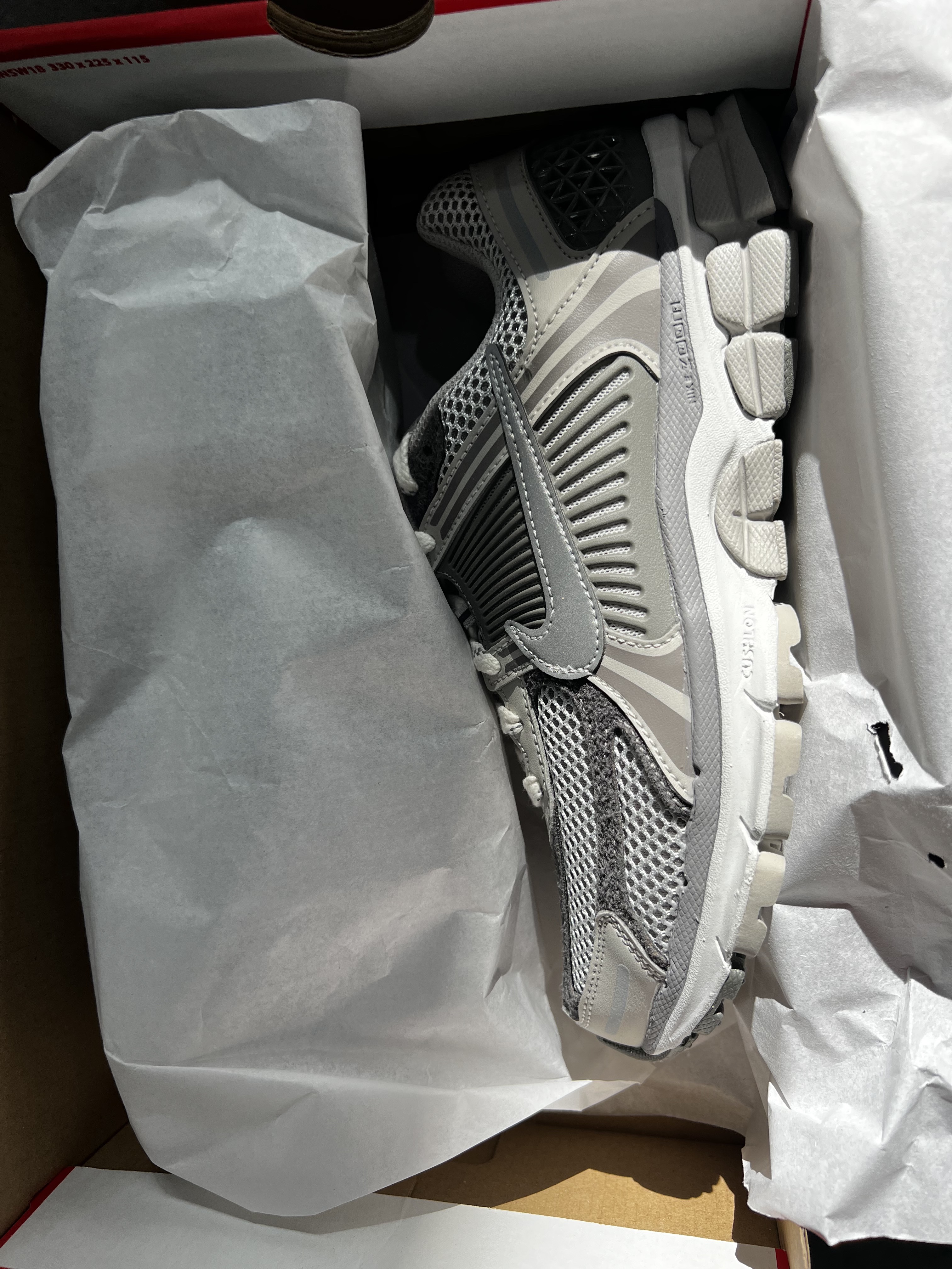 Nike Zoom Vomero 5 PRM Light Iron Ore and Flat Fewter 착용 스타일