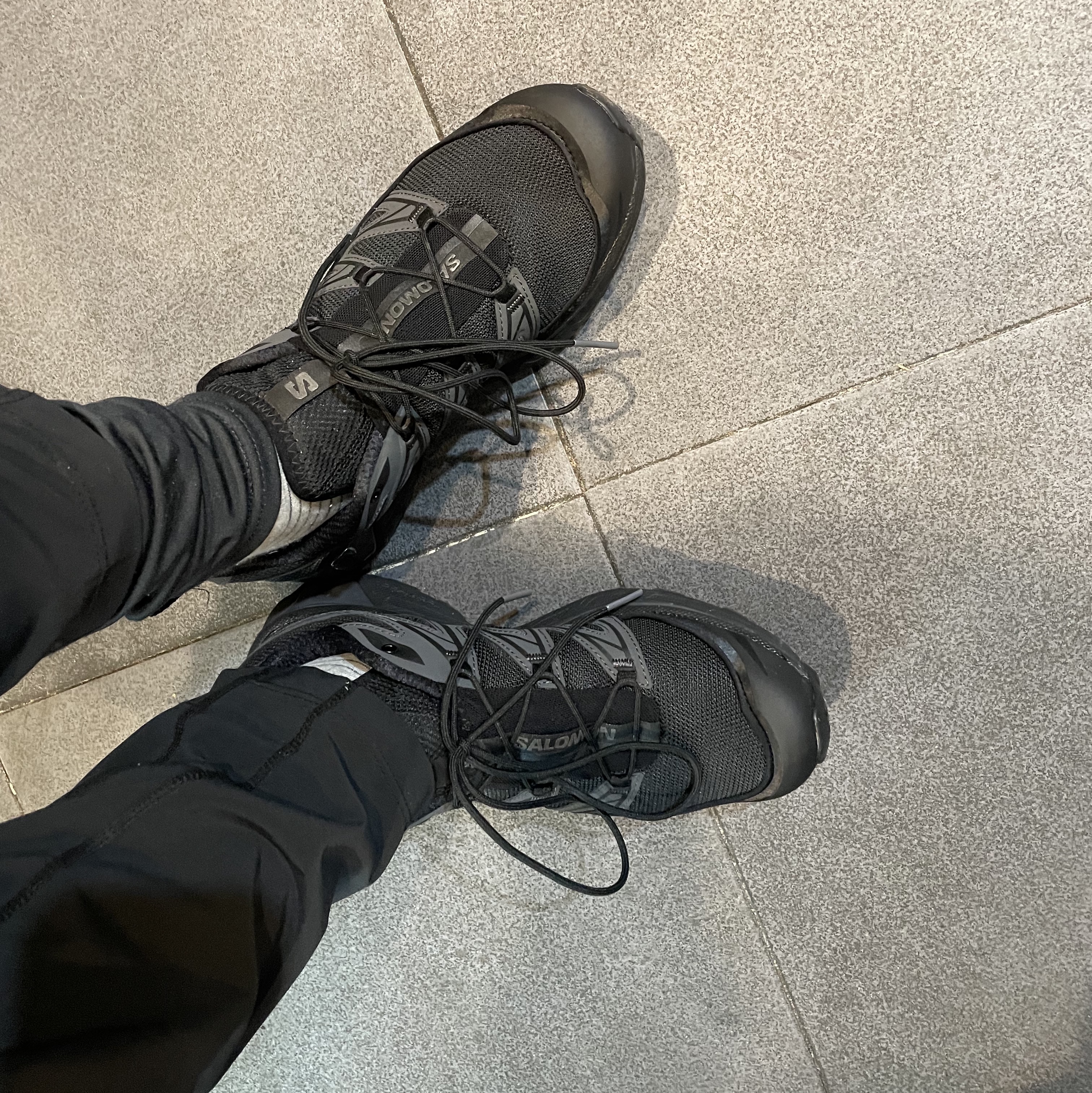 Salomon XT-6 Expanse Black Ebony 착용 스타일 - 1