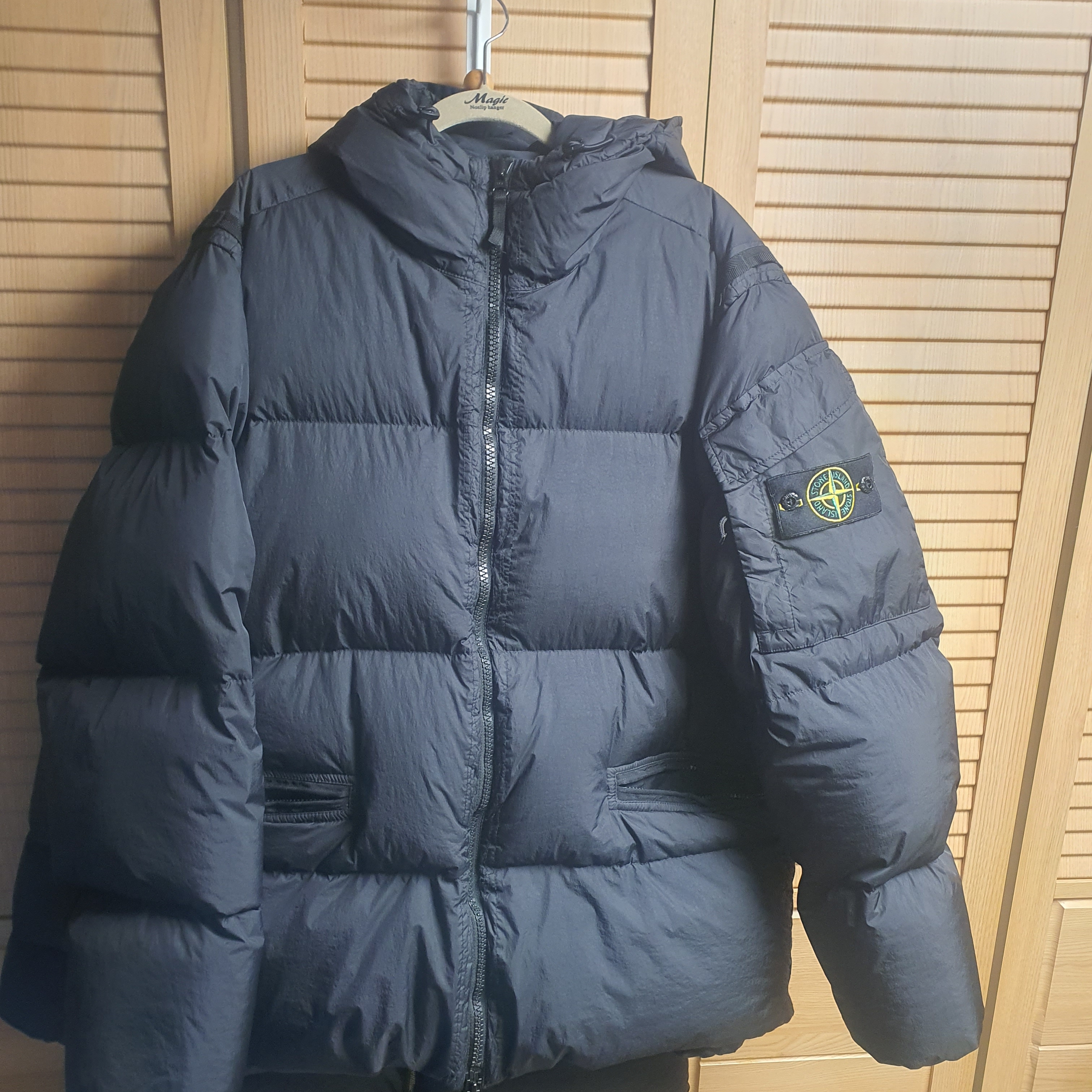 Stone Island 40223 Garment Dyed Crinkle Reps Down Jacket Black - 22FW 착용 스타일 - 1