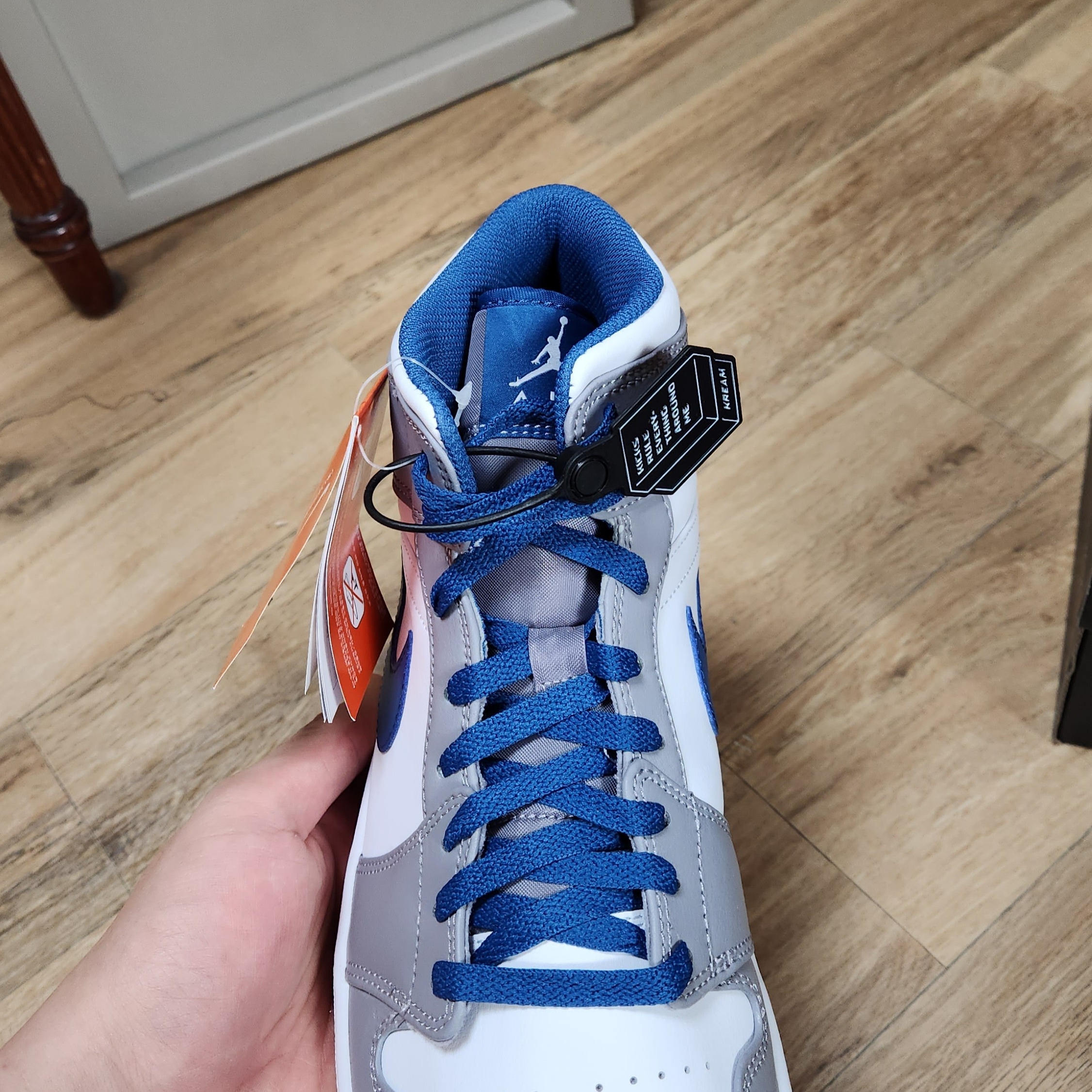 Jordan 1 Mid Cement Grey True Blue 착용 스타일 - 4