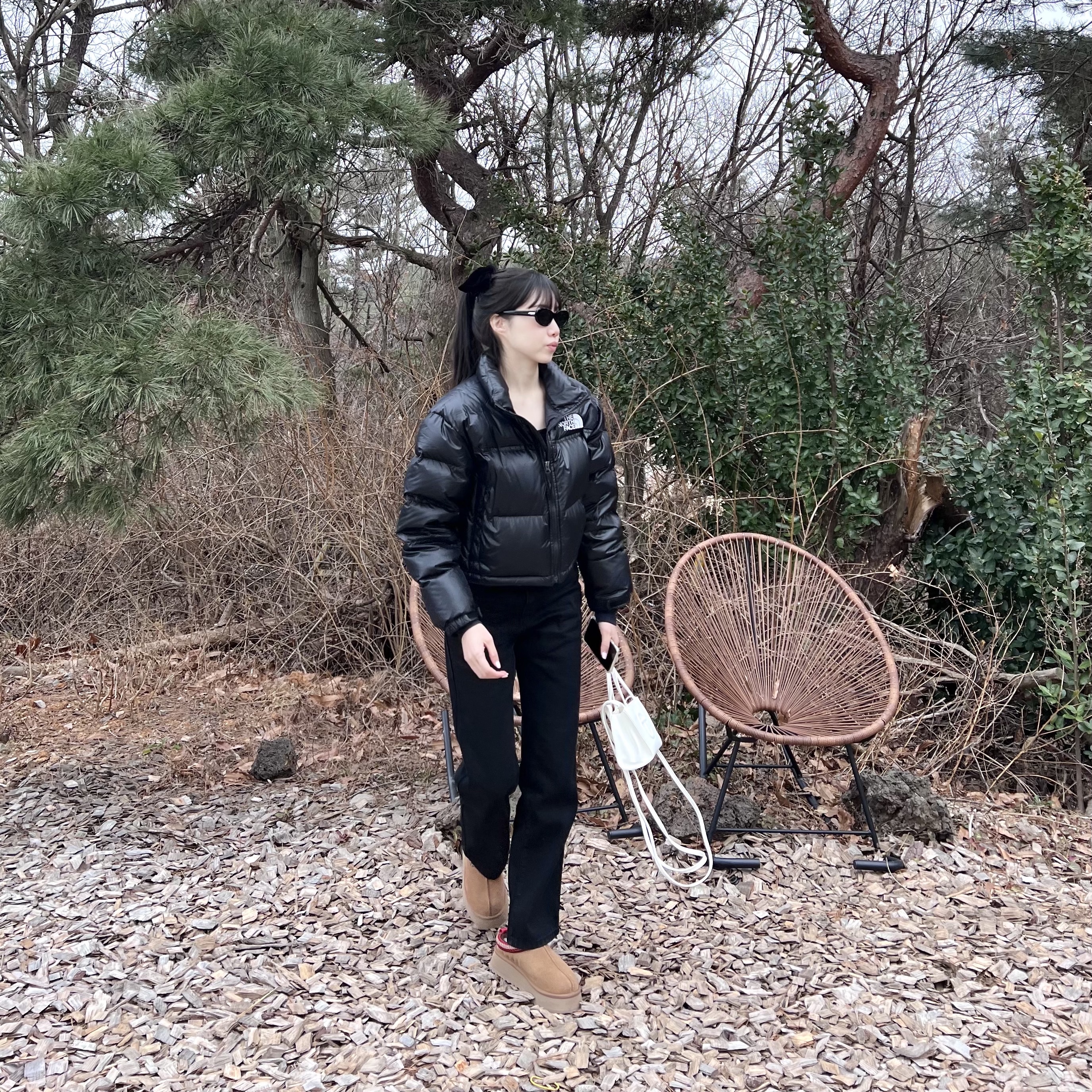 (W) The North Face Nuptse Short Jacket Black, (W) UGG Tazz Slipper Chestnut 착용 스타일 - 3