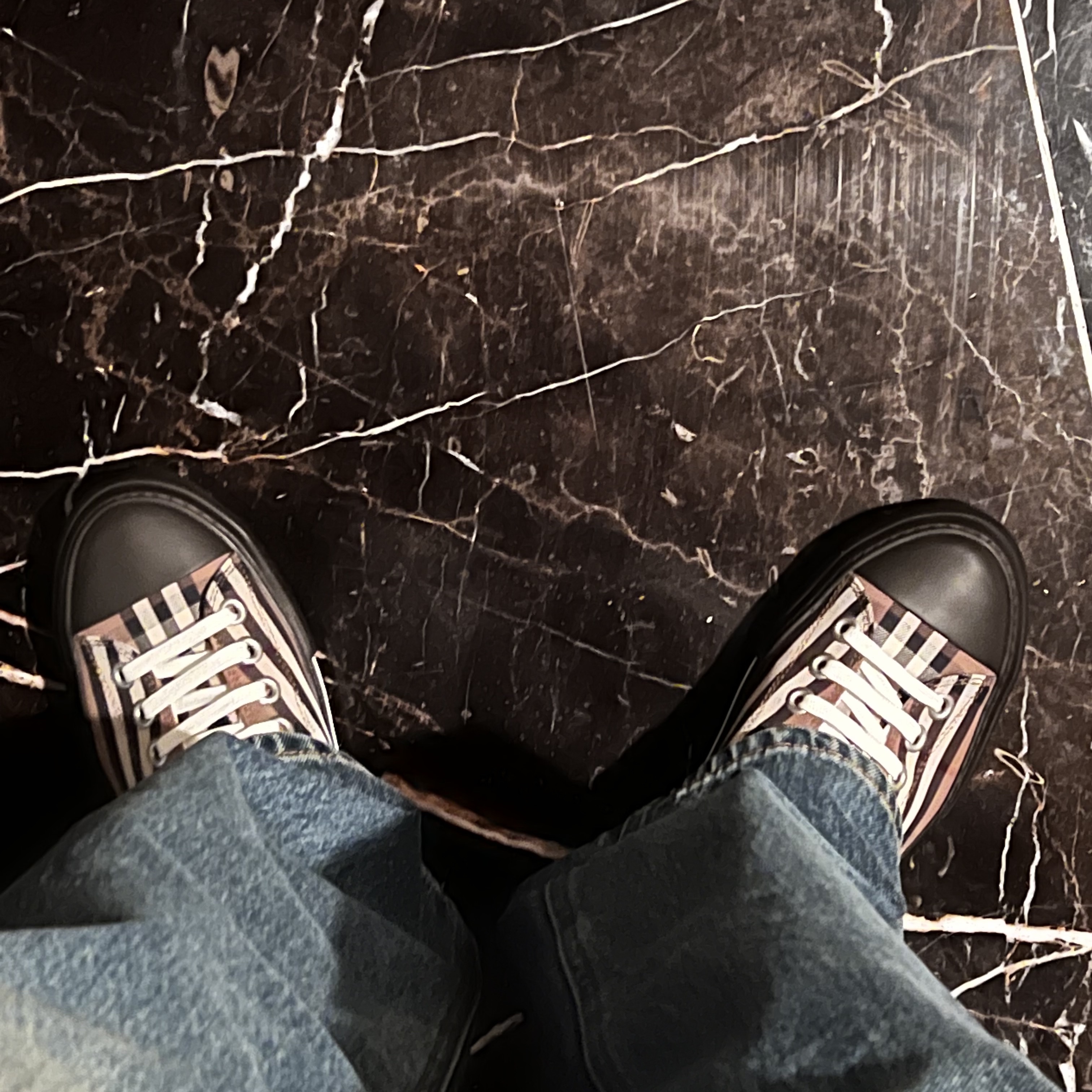 Burberry Vintage Check Cotton Sneakers Birch Brown 착용 스타일 - 4
