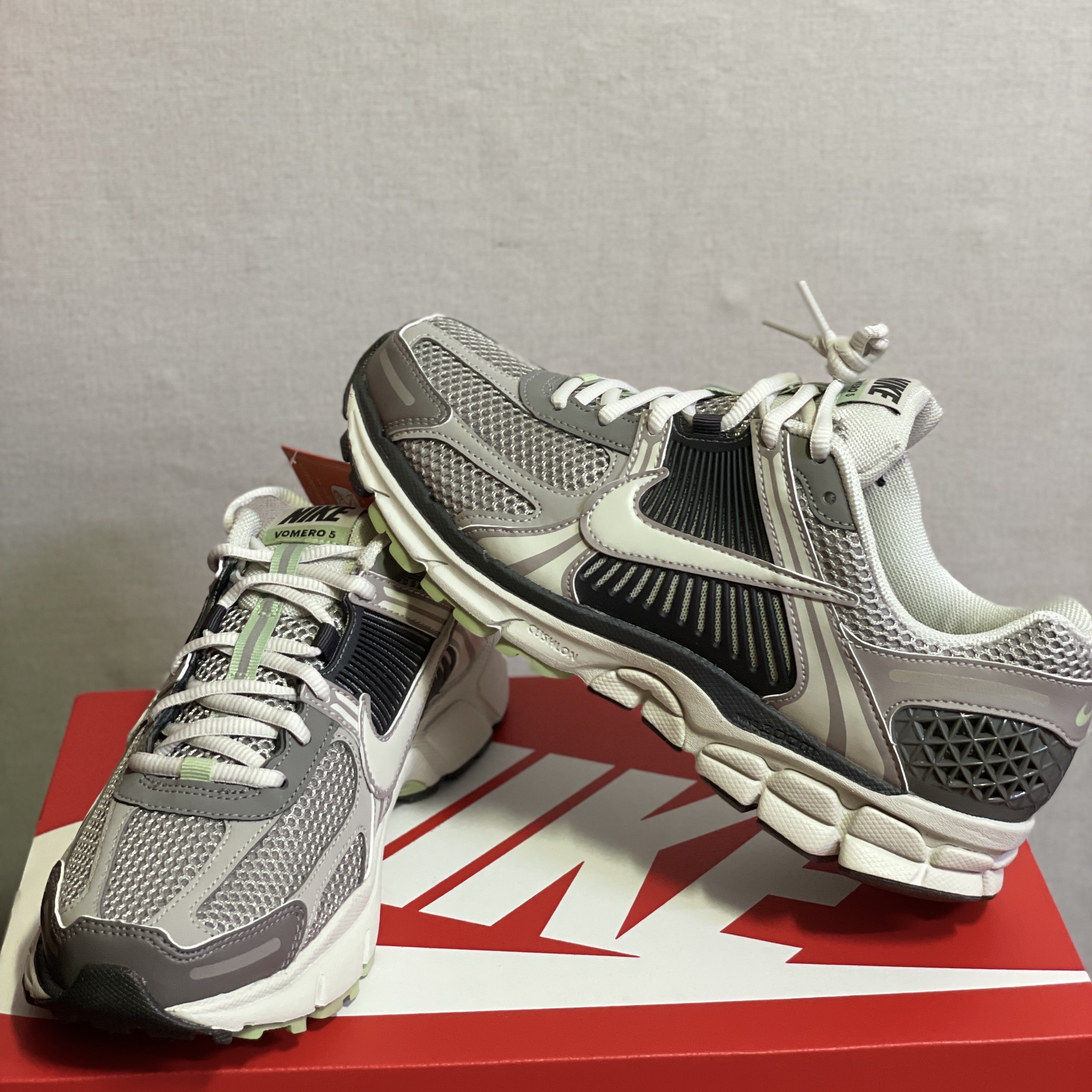 (W) Nike Zoom Vomero 5 Cobblestone and Flat Pewter, Nike Zoom Vomero 5 PRM Light Iron Ore and Flat Fewter 착용 스타일 - 1