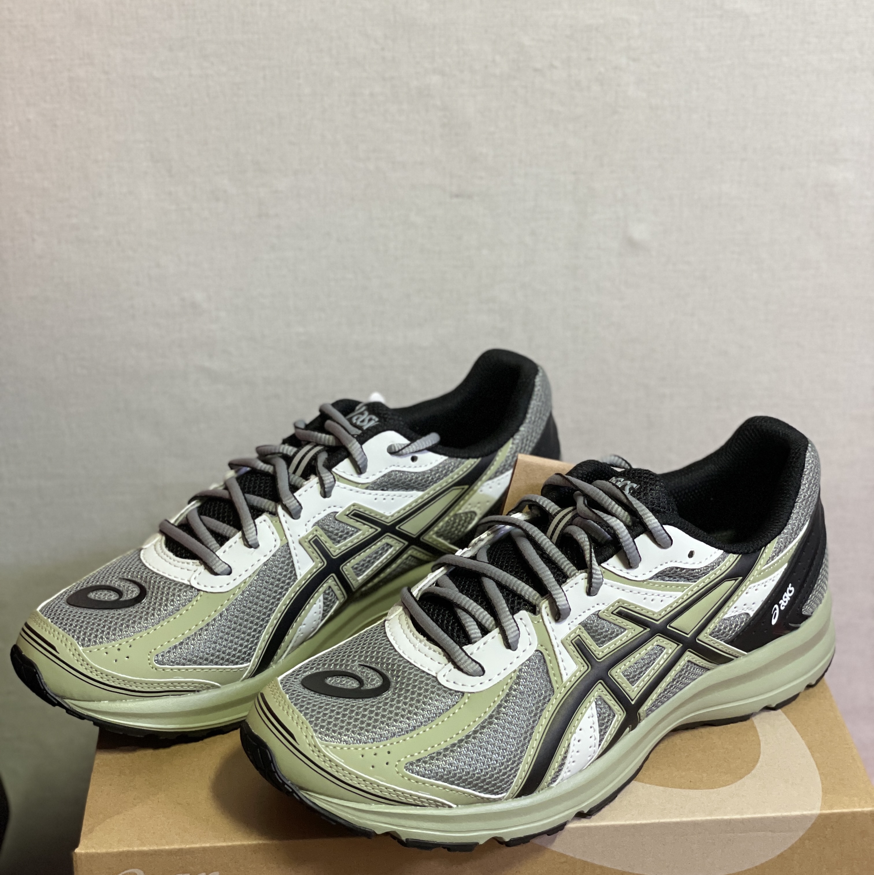 Asics Jog 100 S Sheet Rock - 2E Wide 착용 스타일 - 1