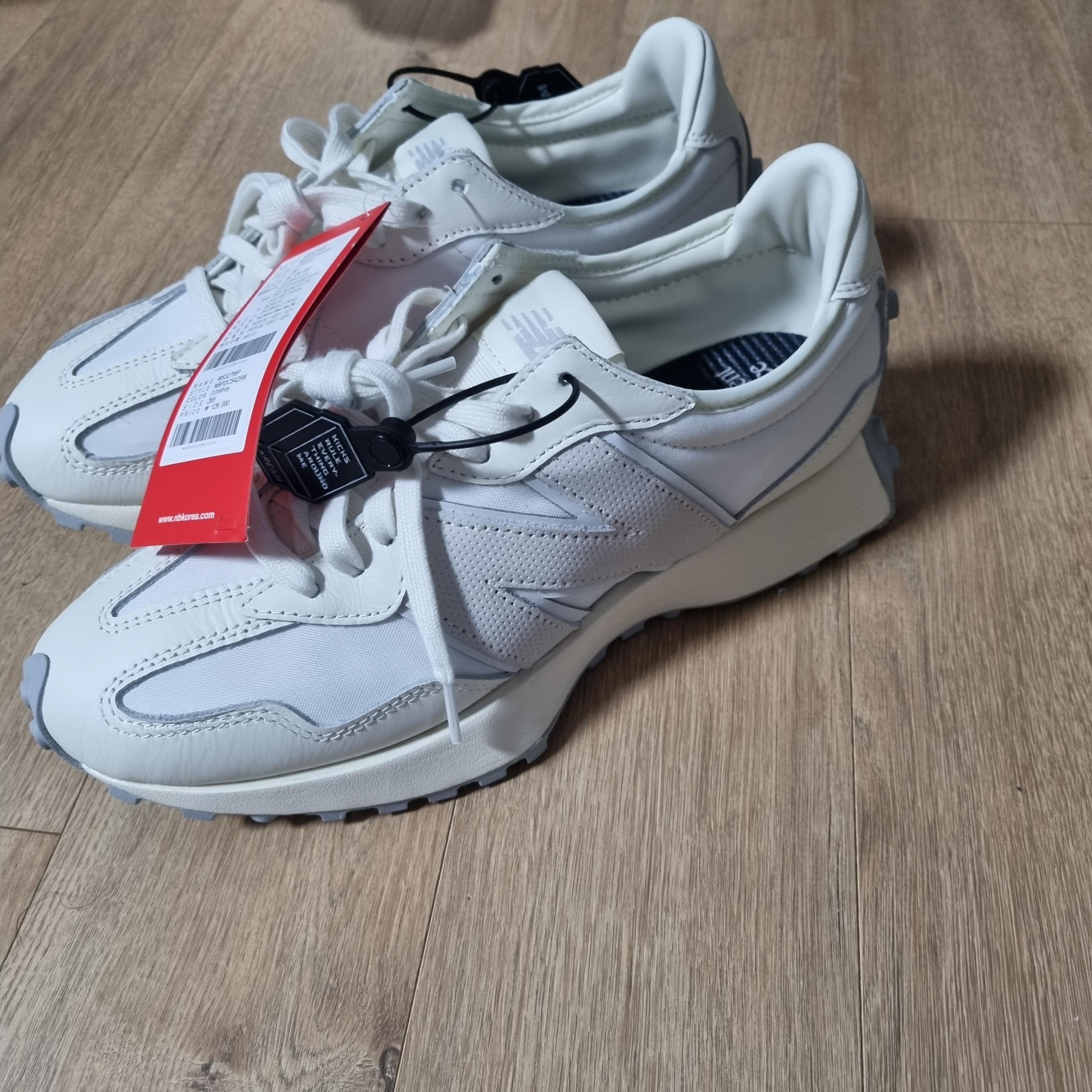 New Balance 327 Shifted White Pack 착용 스타일 - 1