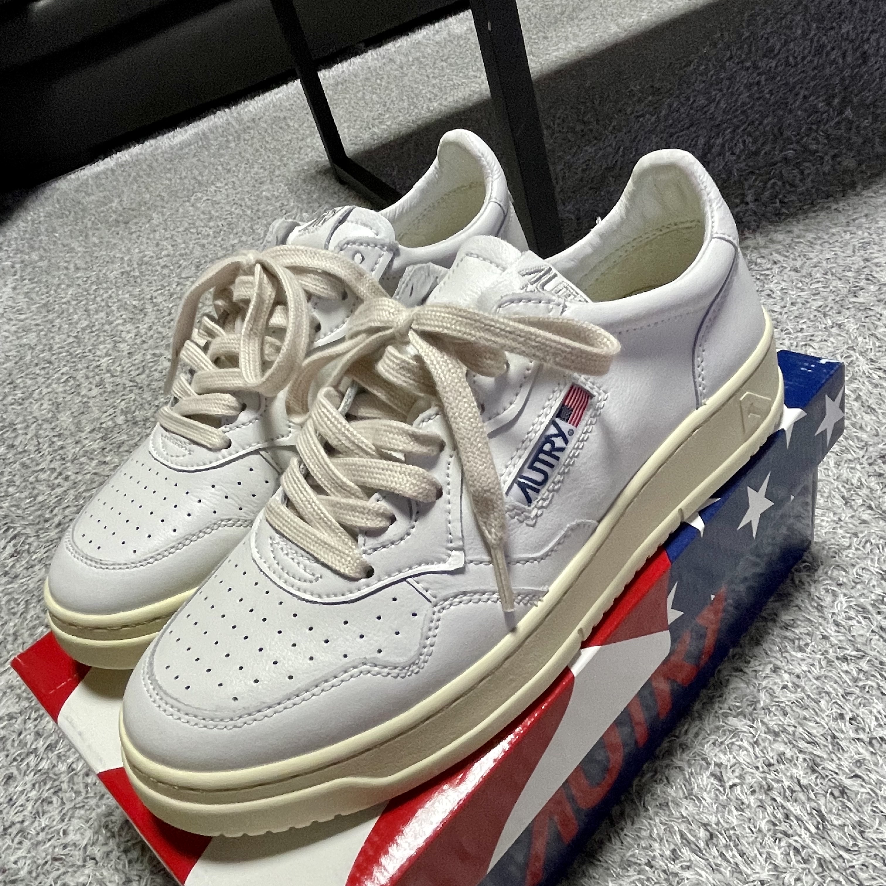 Autry Medalist Low Leather Sneakers White 착용 스타일