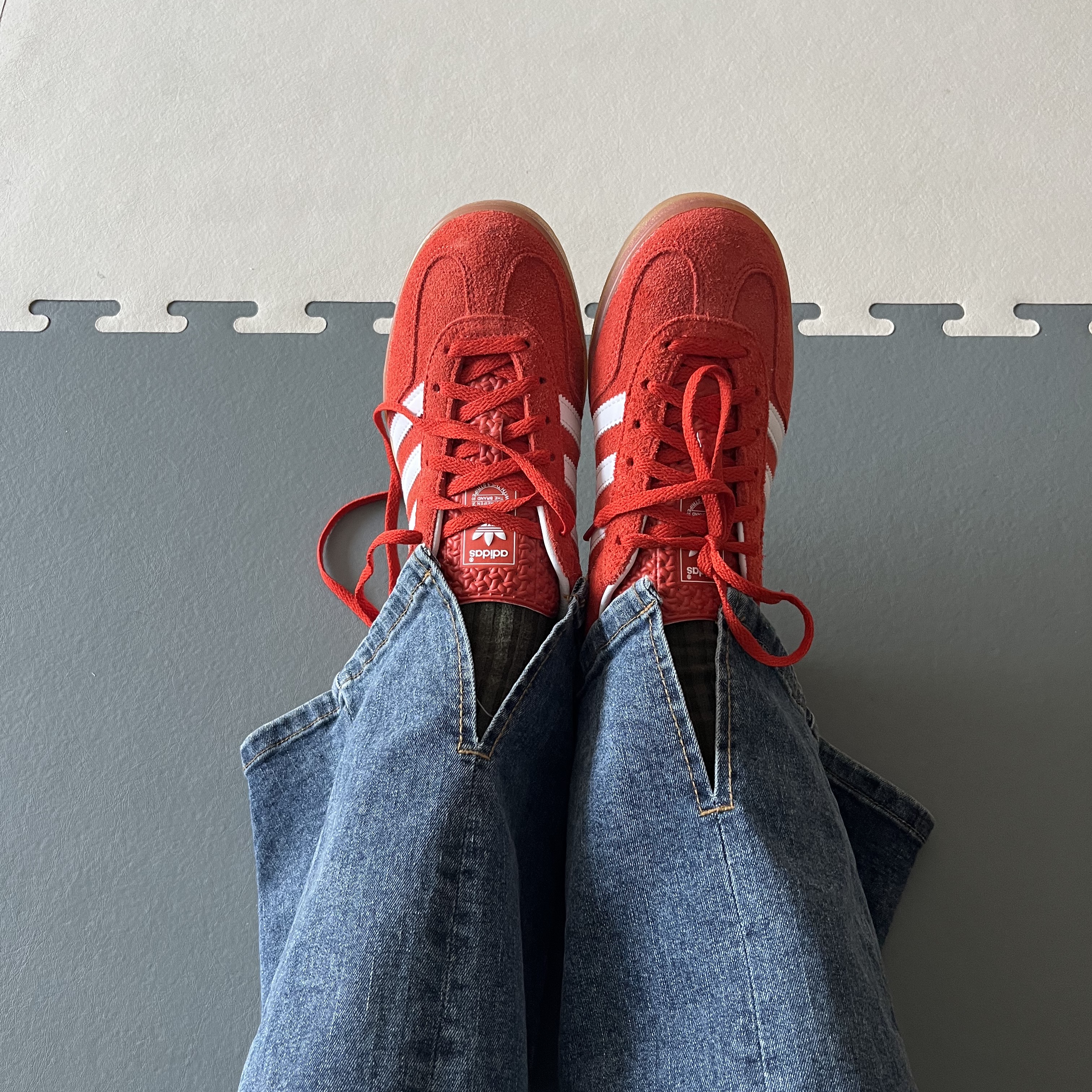 (W) Adidas Gazelle Indoor Bold Orange Cloud White 착용 스타일
