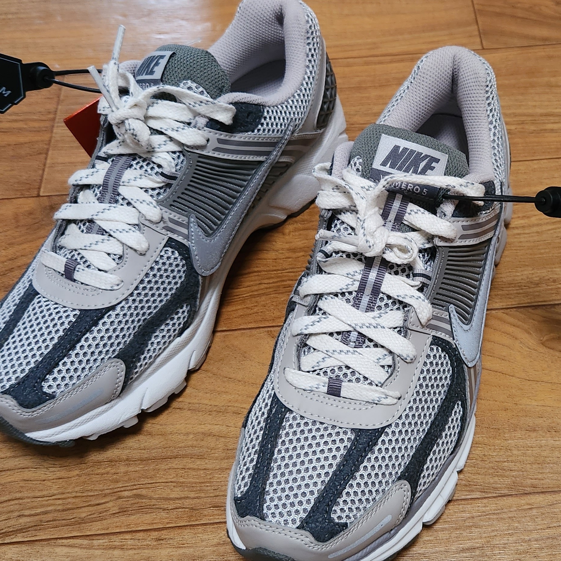 Nike Zoom Vomero 5 PRM Light Iron Ore and Flat Fewter 착용 스타일 - 1