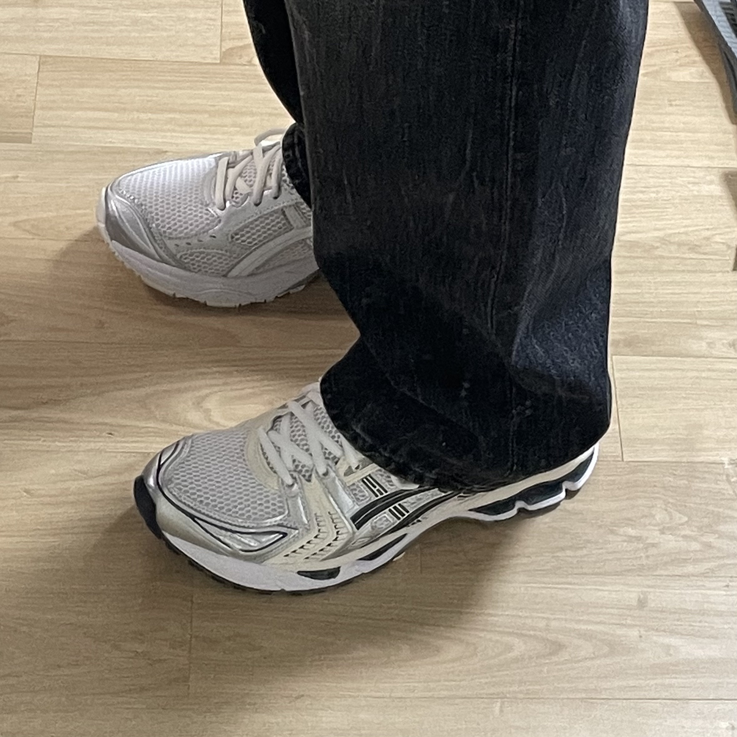 (W) Asics Gel-Kayano 14 White Midnight, Asics x JJJJound Gel-Kayano 14 Silver White 착용 스타일 - 2