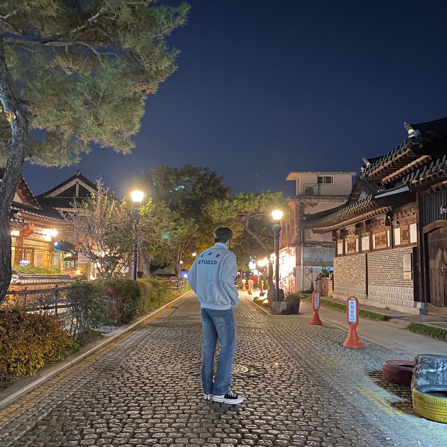Converse x Feng Chen Wang Chuck 70 2-in-1 Natural Ivory Black, IAB Studio Half Zip Pullover Light Gray 착용 스타일 - 3