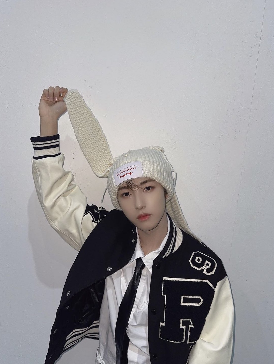 Charles Jeffrey Loverboy Chunky Rabbit Beanie Ecru 착용 스타일
