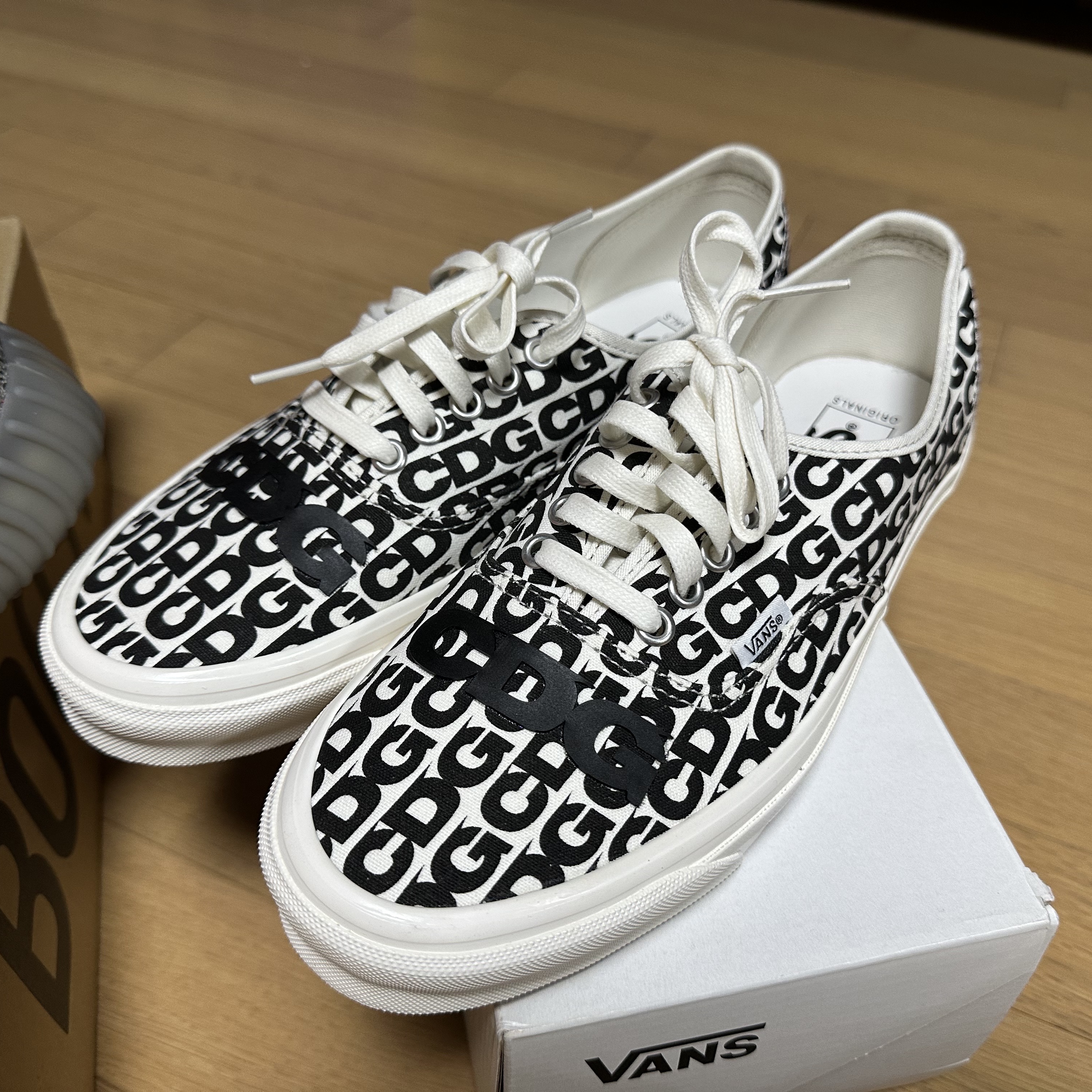 Vans Vault x CDG OG Authentic LX White Black 착용 스타일