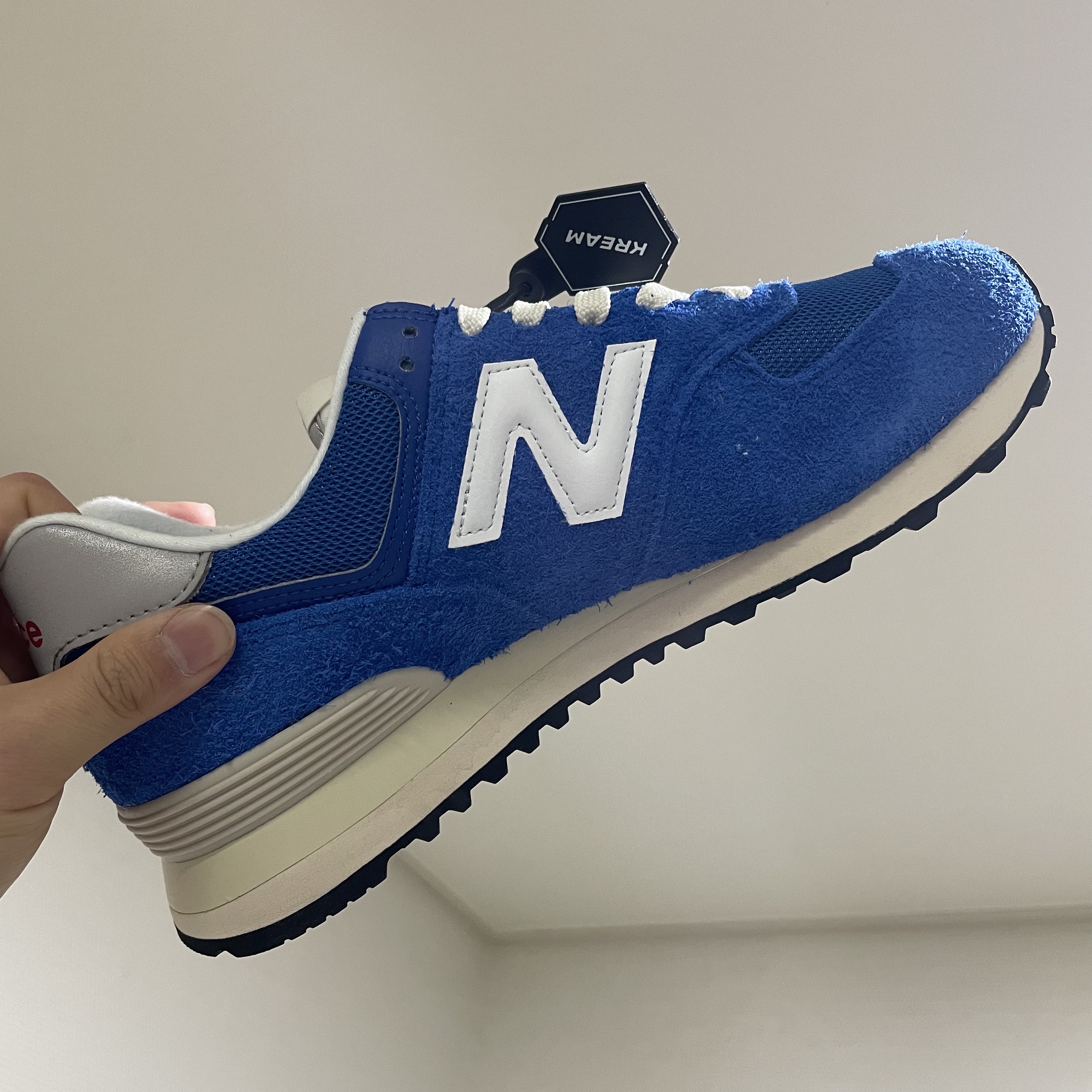 New Balance 574 Heritage Blue White 착용 스타일 - 1