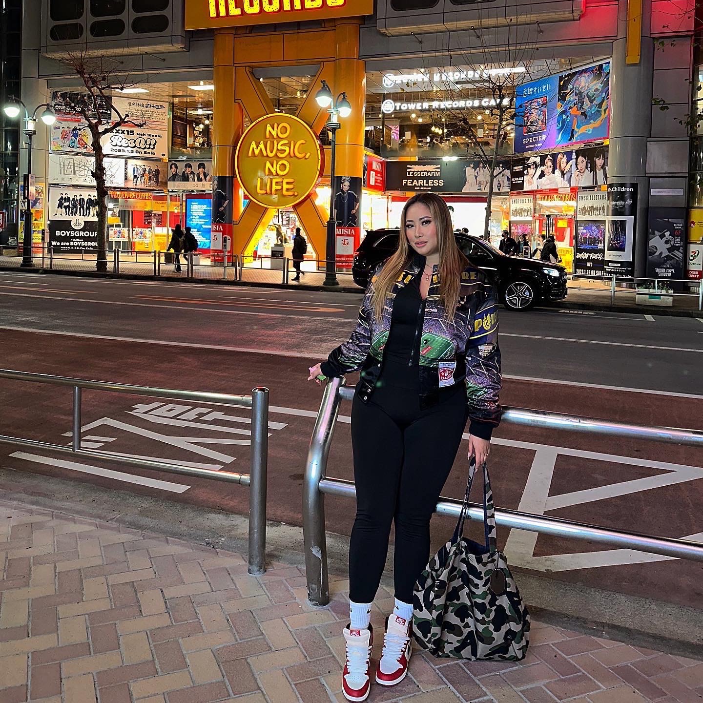 (GS) Jordan 1 Retro High OG Chicago 2022, Supreme Mitchell & Ness Stadium Satin Varsity Jacket Black - 22SS 착용 스타일 - 1