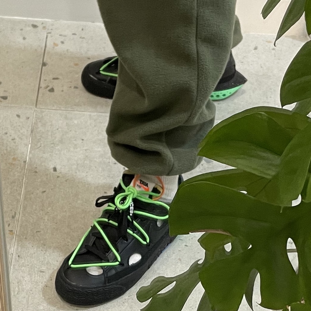 Nike x Off-White Blazer Low '77 Black and Electro Green 착용 스타일 - 3