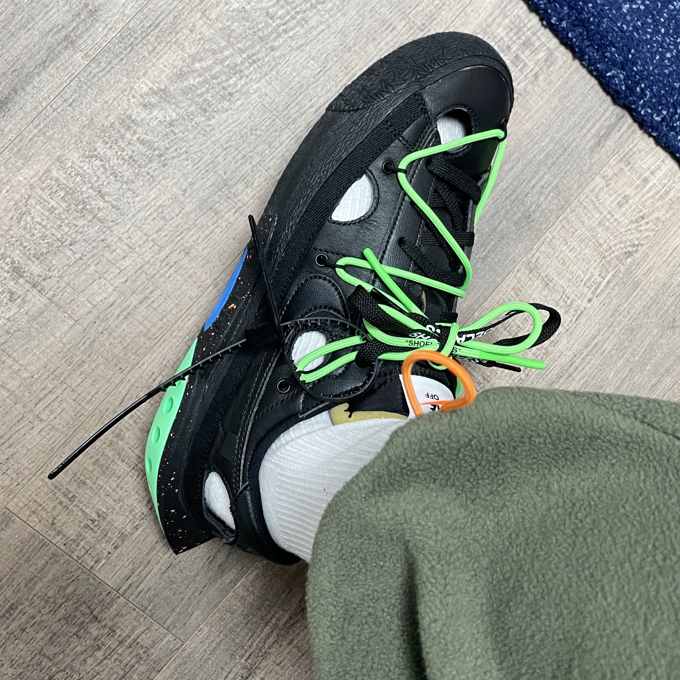 Nike x Off-White Blazer Low '77 Black and Electro Green 착용 스타일 - 2