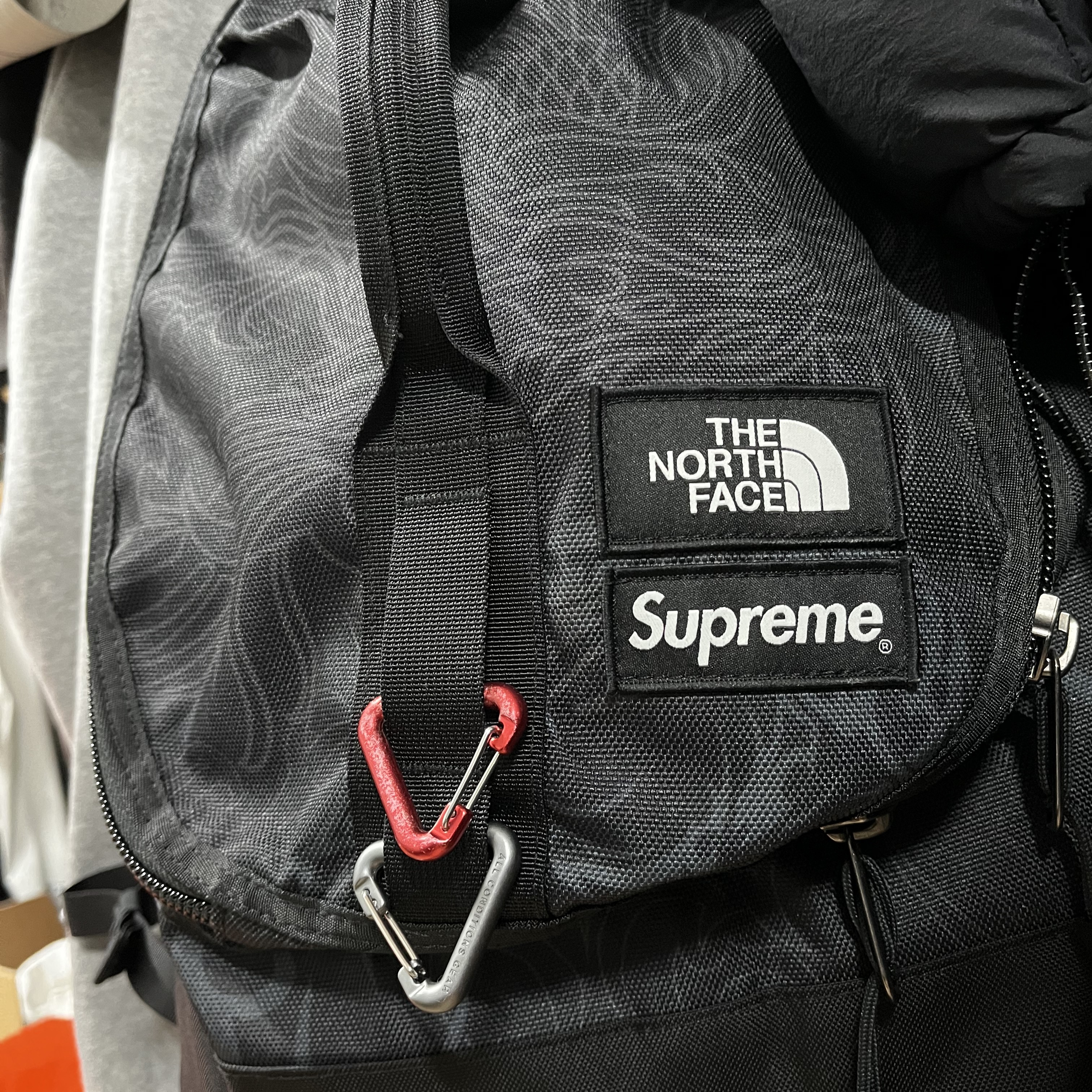 Supreme x The North Face Steep Tech Backpack Black Dragon - 22FW 착용 스타일
