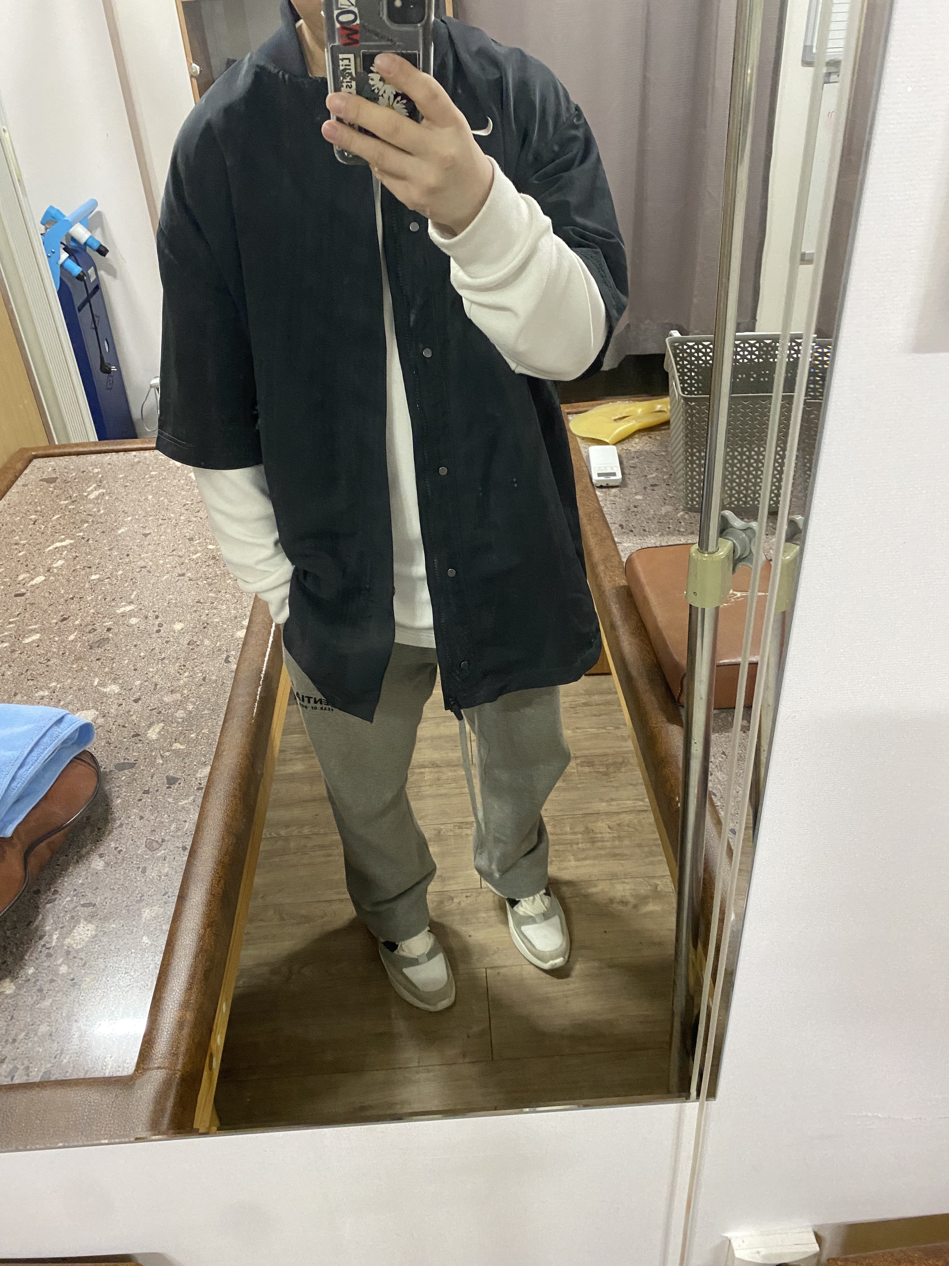 Essentials Distance Sneakers Cream Grey Black, Essentials The Core Collection Relaxed Sweatpants Dark Oatmeal 착용 스타일 - 3