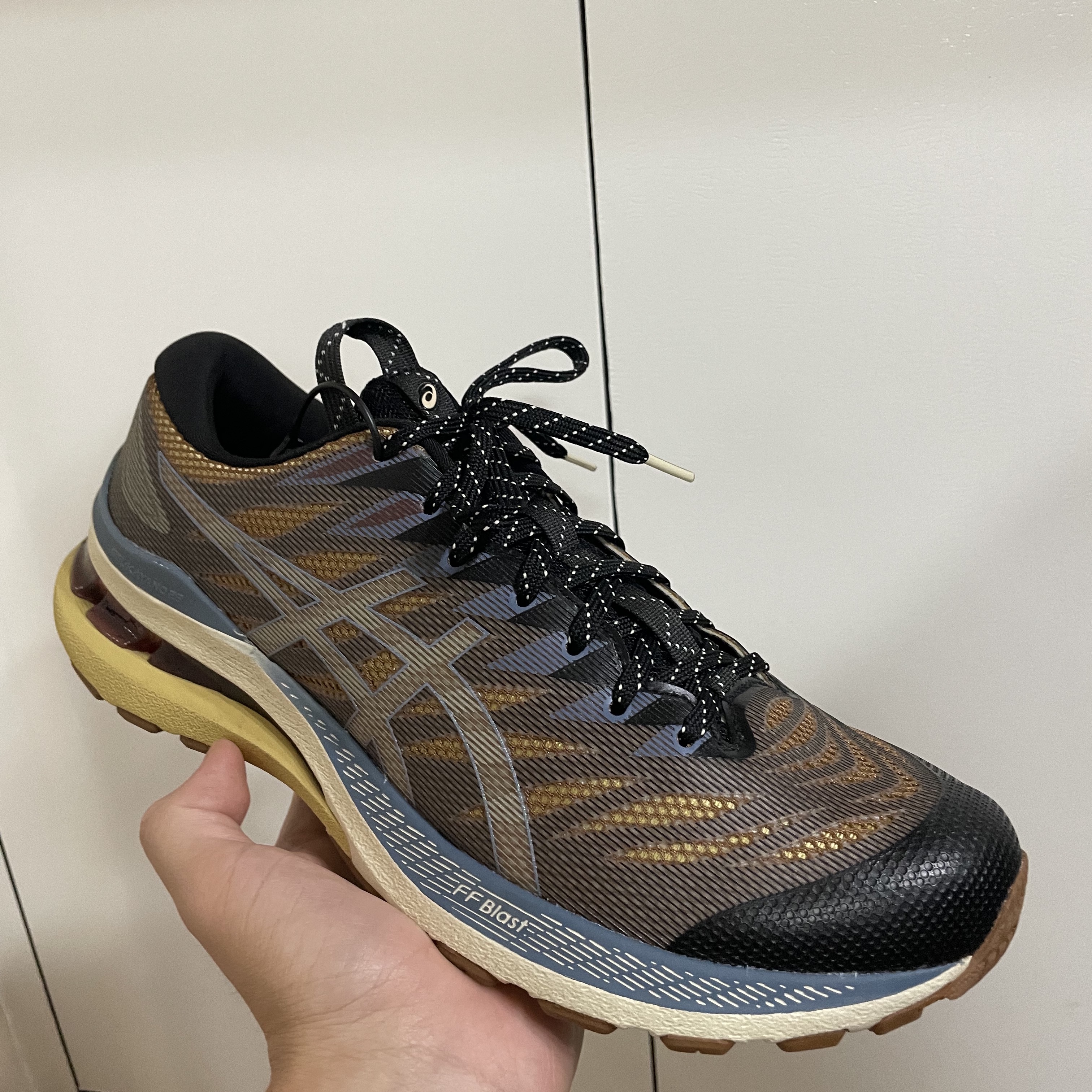 (W) Asics FN3-S Gel-Kayano 28 Anthracite Antique Gold 착용 스타일 - 2