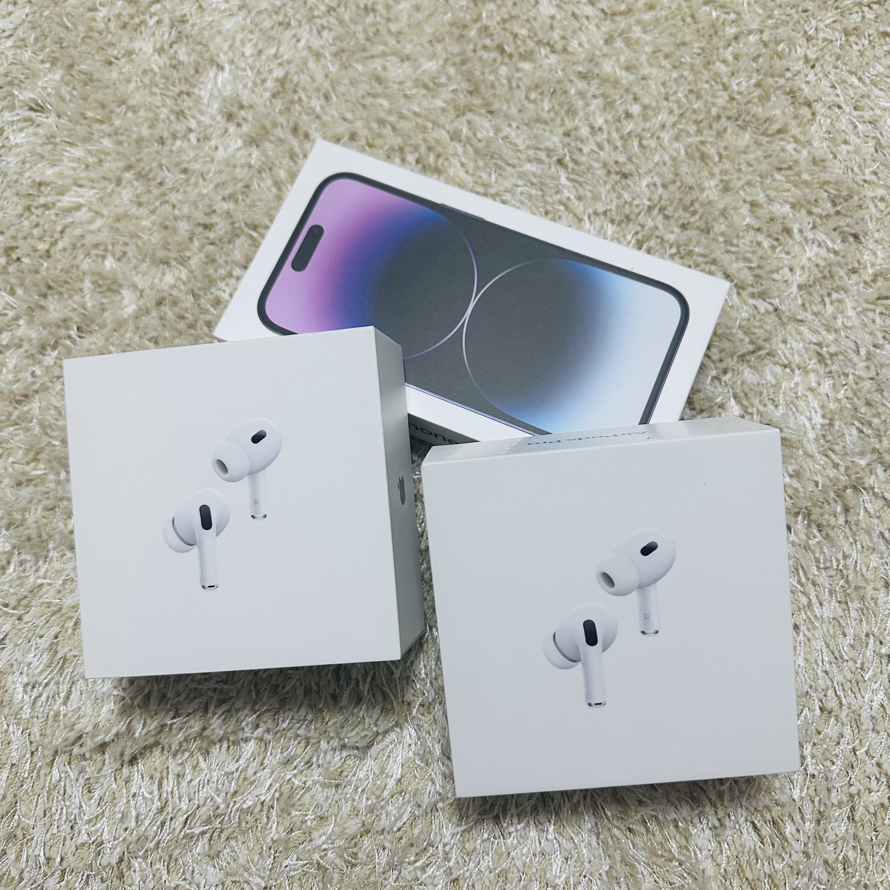 Apple iPhone 14 Pro 256GB Deep Purple (Korean Ver.), Apple AirPods Pro 2nd Gen (Korean Ver.) 착용 스타일