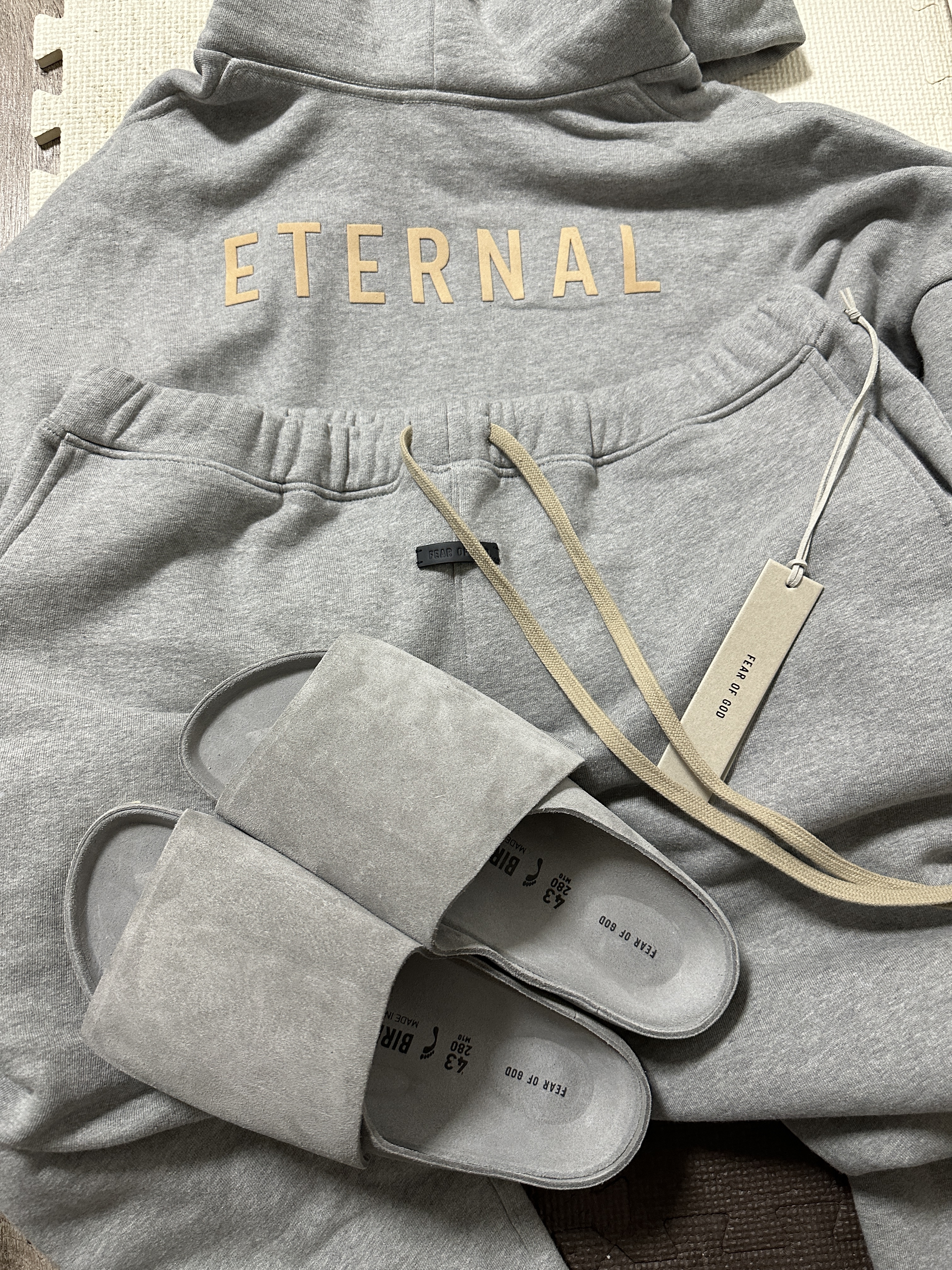 Fear of God x Birkenstock Los Feliz Suede Cement 착용 스타일