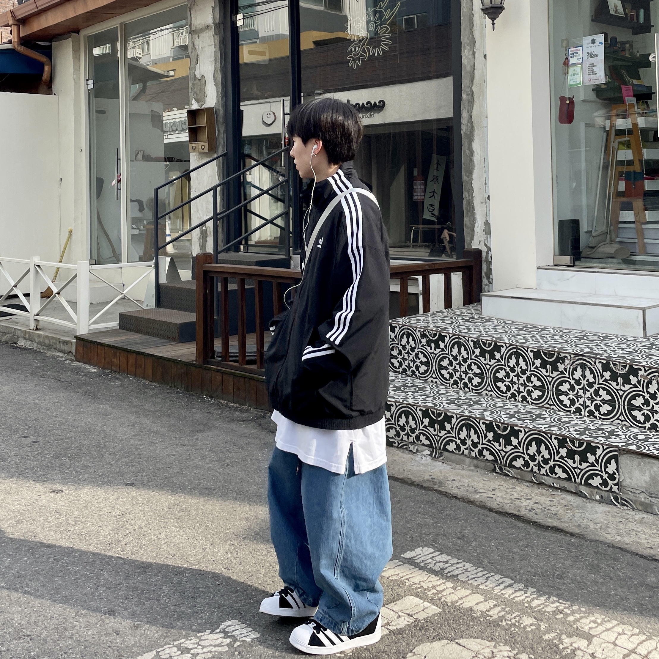 Adidas Superstar Supermodified Core Black Cloud White 착용 스타일 - 4