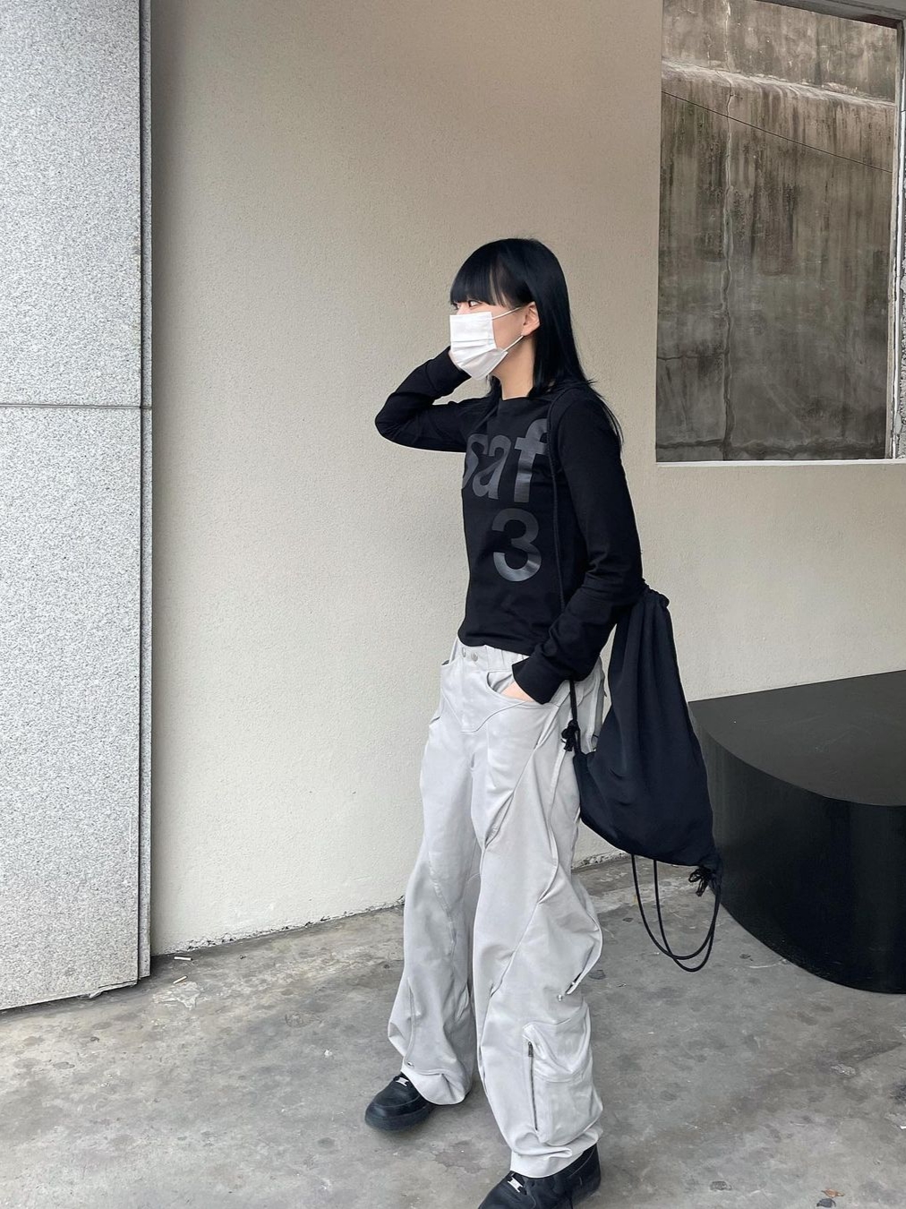 [예약 배송][KREAM 단독] Safarispot Women 1/2 Basic Safari LS T-Shirt Black 착용 스타일 - 1