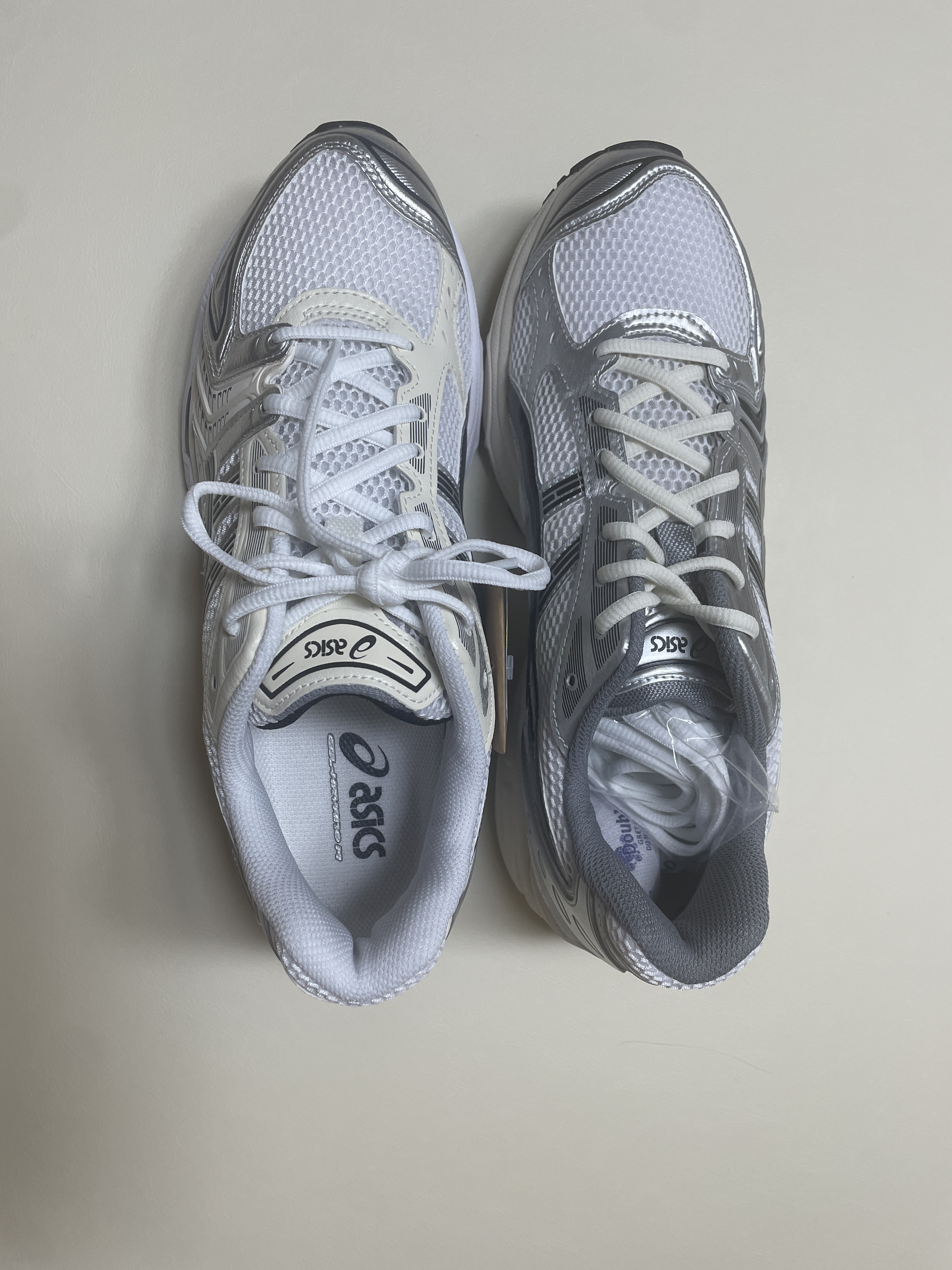 (W) Asics Gel-Kayano 14 White Midnight, Asics x JJJJound Gel-Kayano 14 Silver Black 착용 스타일 - 2