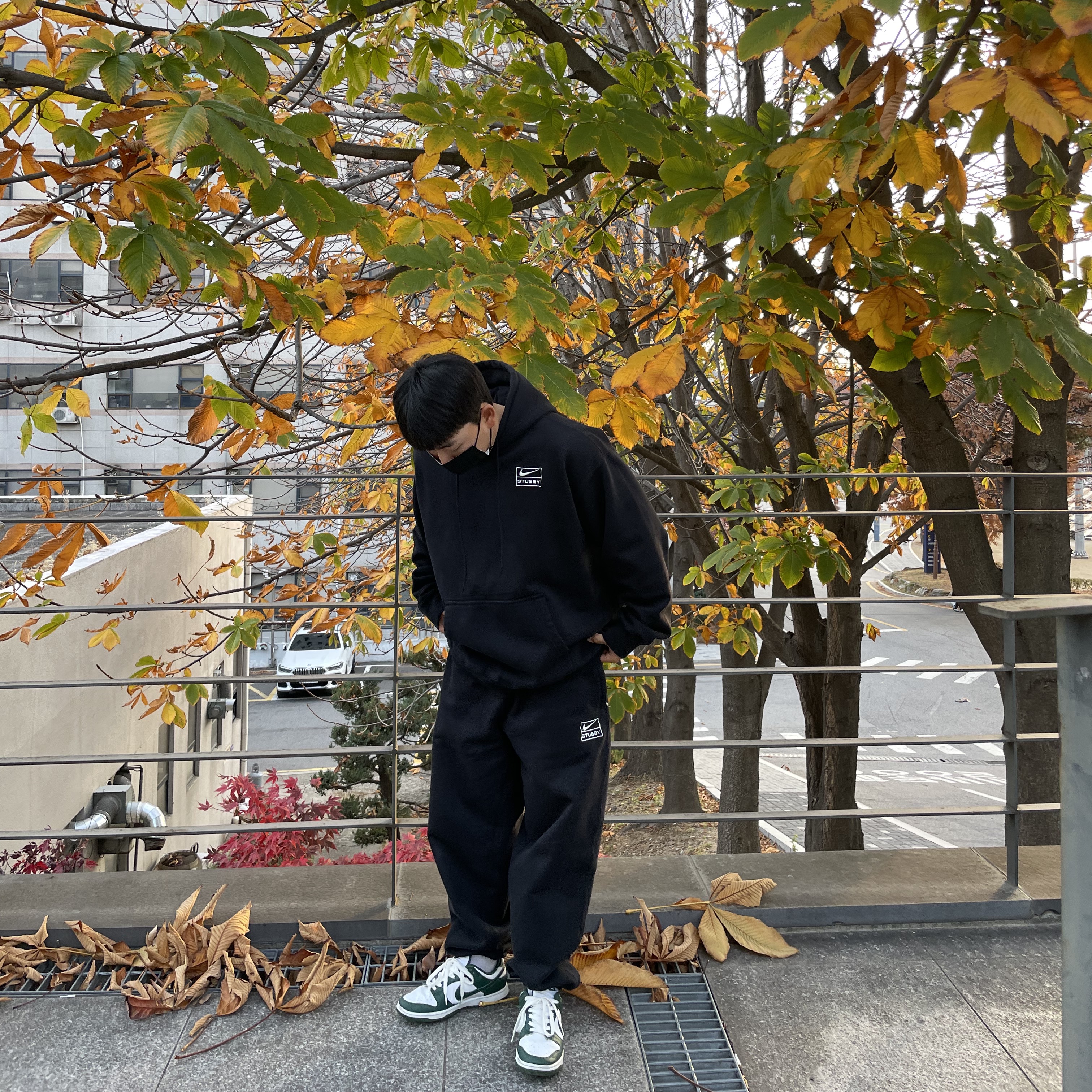 Nike x Stussy NRG RA Washed Pullover Hoodie Black (DN4028-010), Nike x Stussy NRG RA Washed Fleece Pants Black (DN4030-010) 착용 스타일