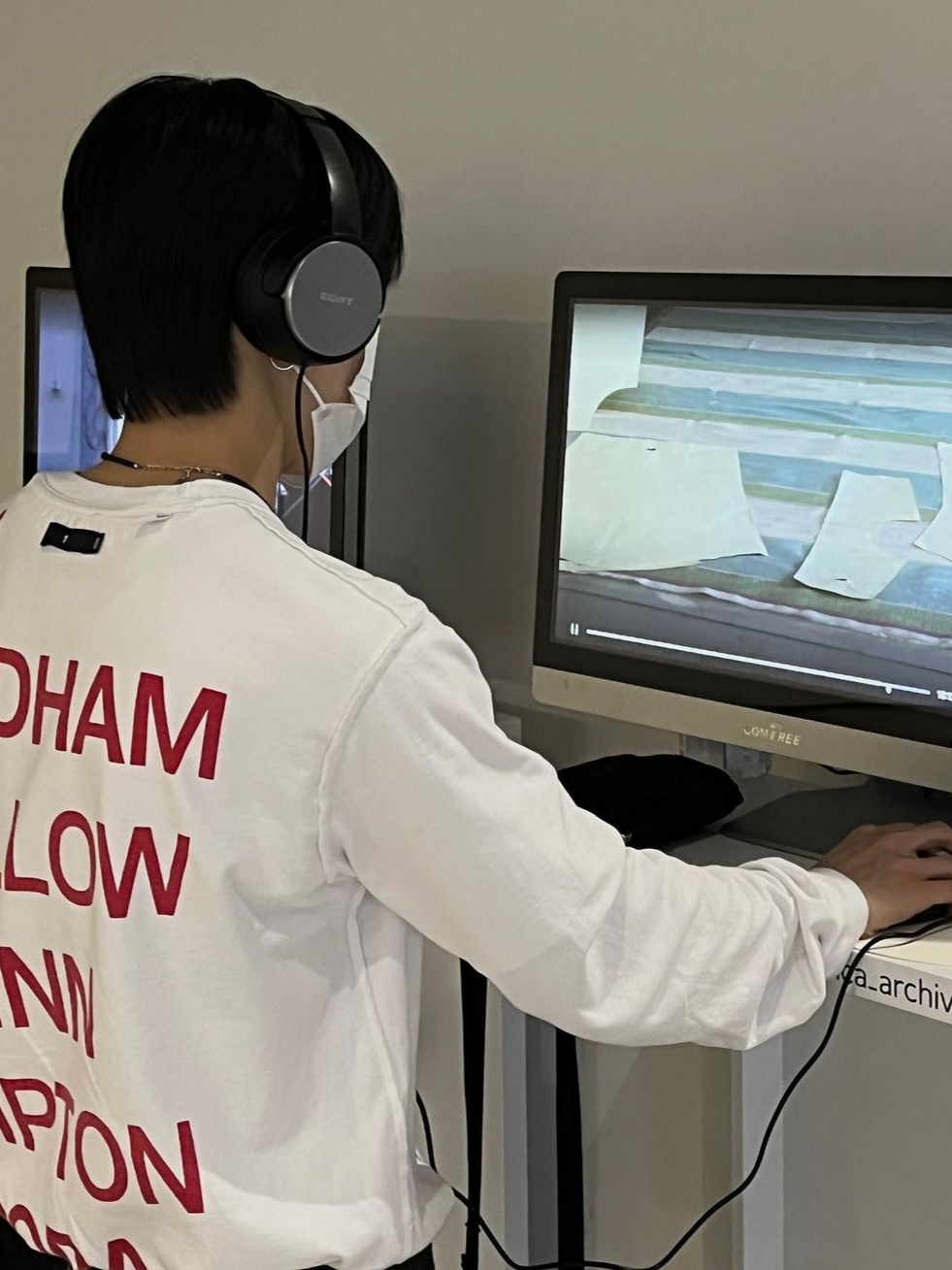 [KREAM 단독] Safarispot Highway Inn LS T-Shirt White Red 착용 스타일 - 2